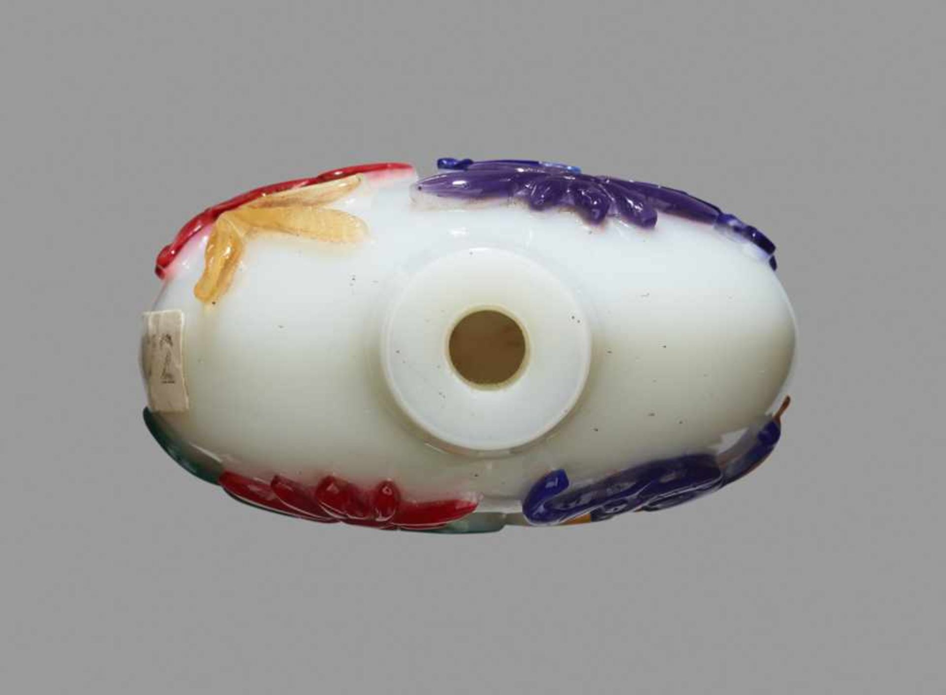 A FIVE-COLOR OVERLAY MILKY-WHITE 'FISH AND BAT' GLASS SNUFF BOTTLE, QING DYNASTY, QIANLONG / JIAQING - Image 5 of 6