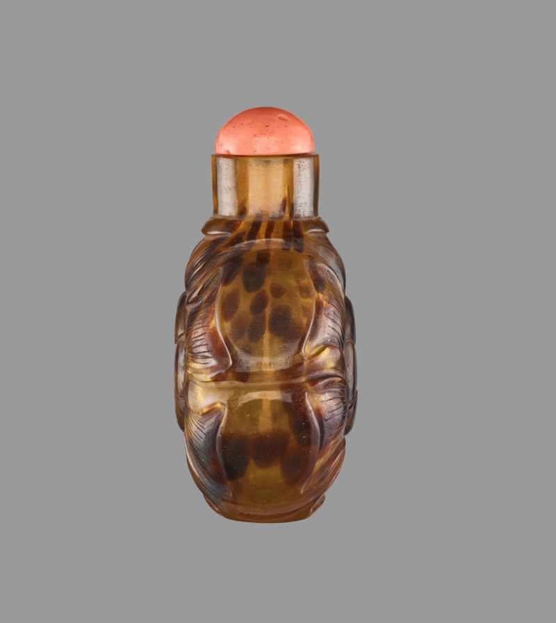 A FLOWER SHAPED ‘TORTOISESHELL’ GLASS SNUFF BOTTLE Splashes and streaks of dark brown sandwiched - Image 4 of 6