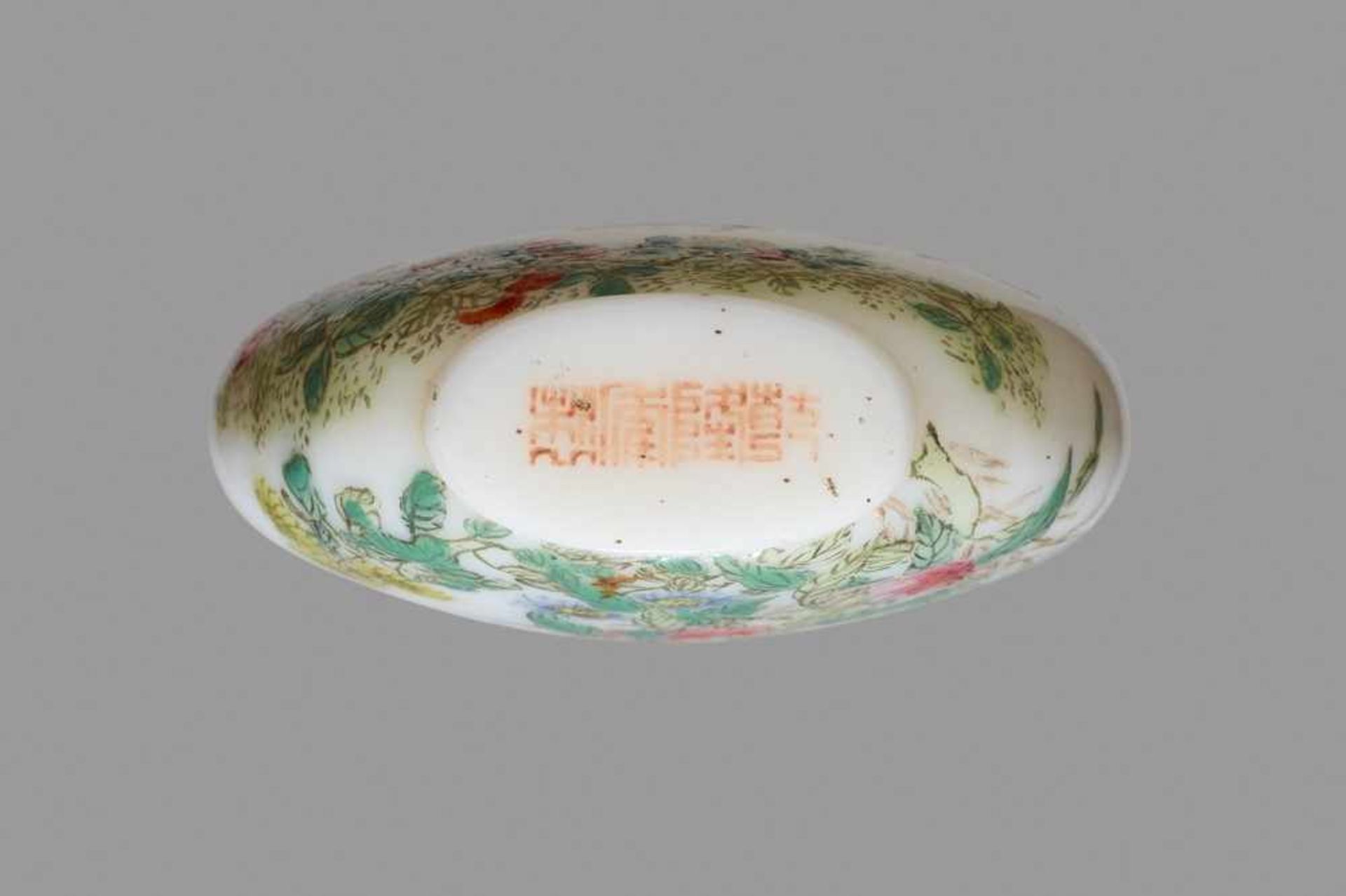 A RARE GUYUE XUAN 'GRASSHOPPER' ENAMELED WHITE GLASS SNUFF BOTTLE Opaque white glass, with design in - Image 6 of 6