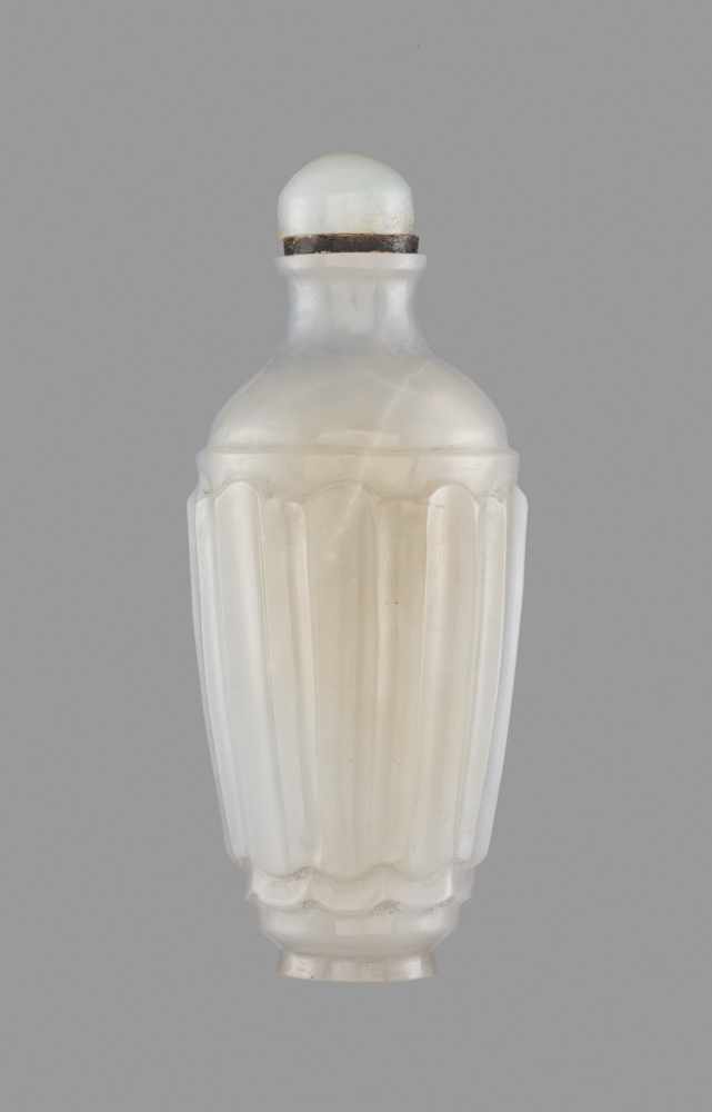 AN INSCRIBED WHITE JADE MUGHAL STYLE SNUFF BOTTLE White nephrite with greyish streaks, good even - Image 3 of 6