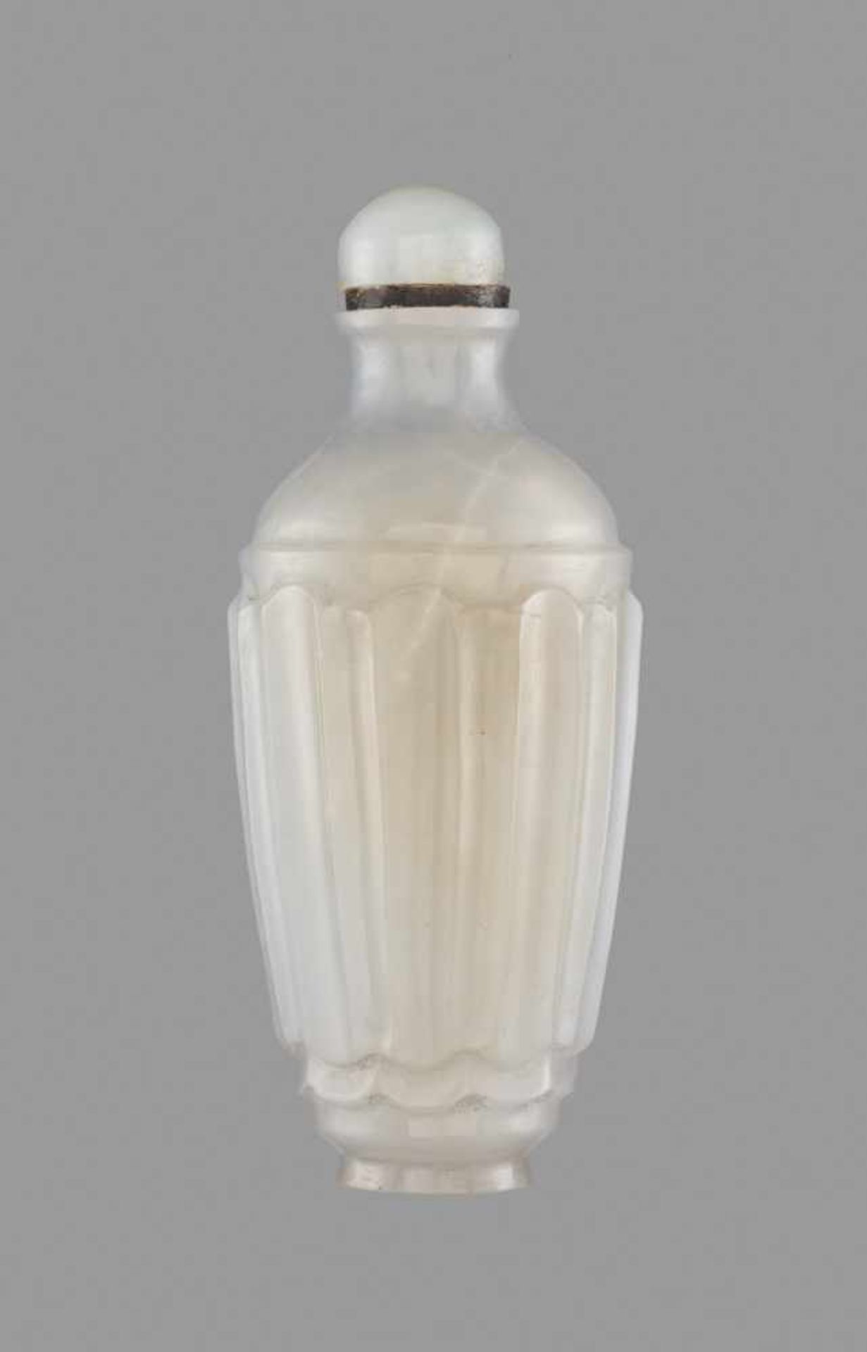 AN INSCRIBED WHITE JADE MUGHAL STYLE SNUFF BOTTLE White nephrite with greyish streaks, good even - Image 3 of 6