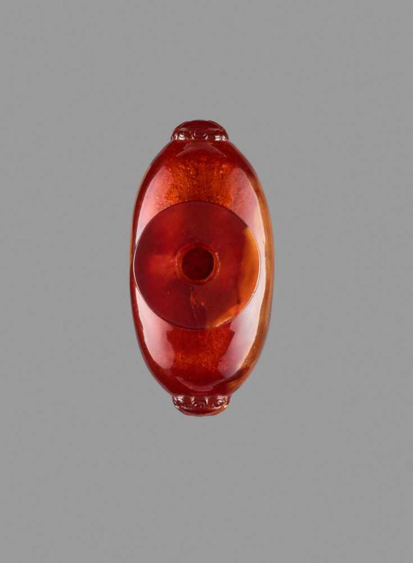 A ROOT AMBER SNUFF BOTTLE, QING DYNASTY Root amber of deep and characteristic brown tone with - Bild 5 aus 6