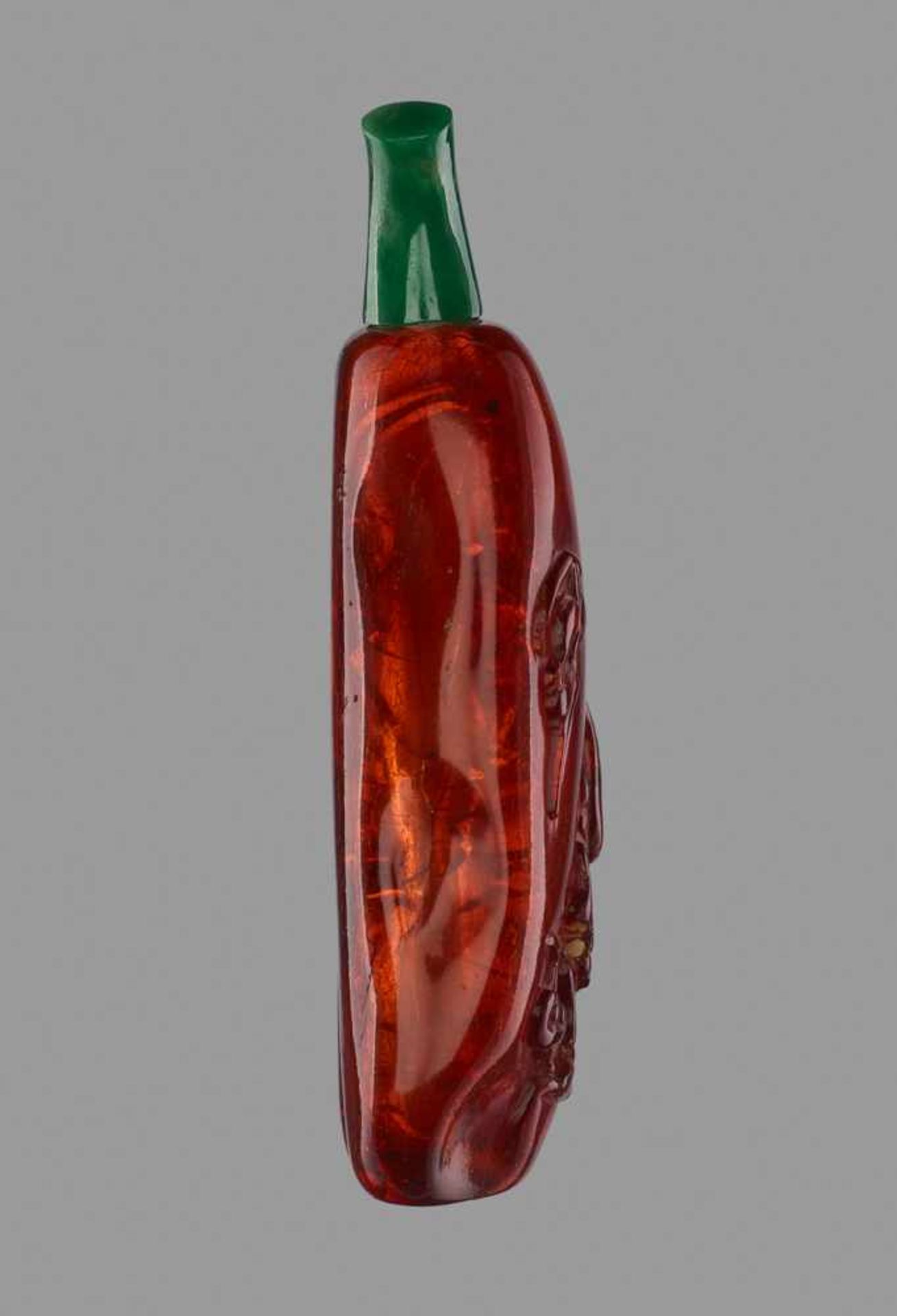 AN AMBER ‘BAT AND DOVE’ SNUFF BOTTLE, QING DYNASTY, MID-18TH / MID-19TH CENTURY Translucent honey - Image 4 of 6