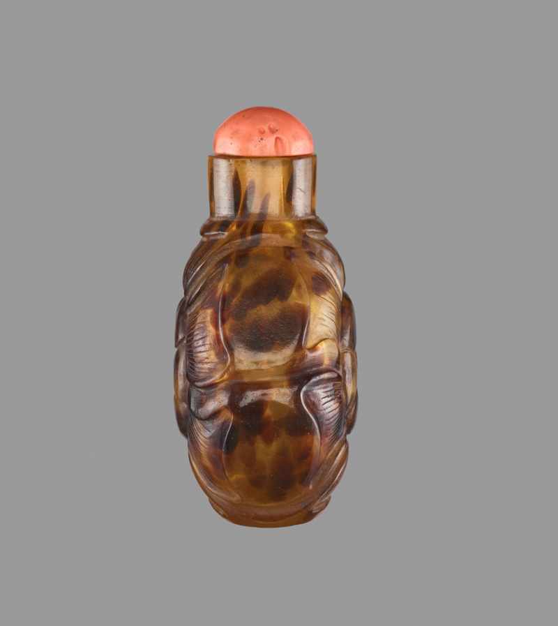 A FLOWER SHAPED ‘TORTOISESHELL’ GLASS SNUFF BOTTLE Splashes and streaks of dark brown sandwiched - Image 3 of 6