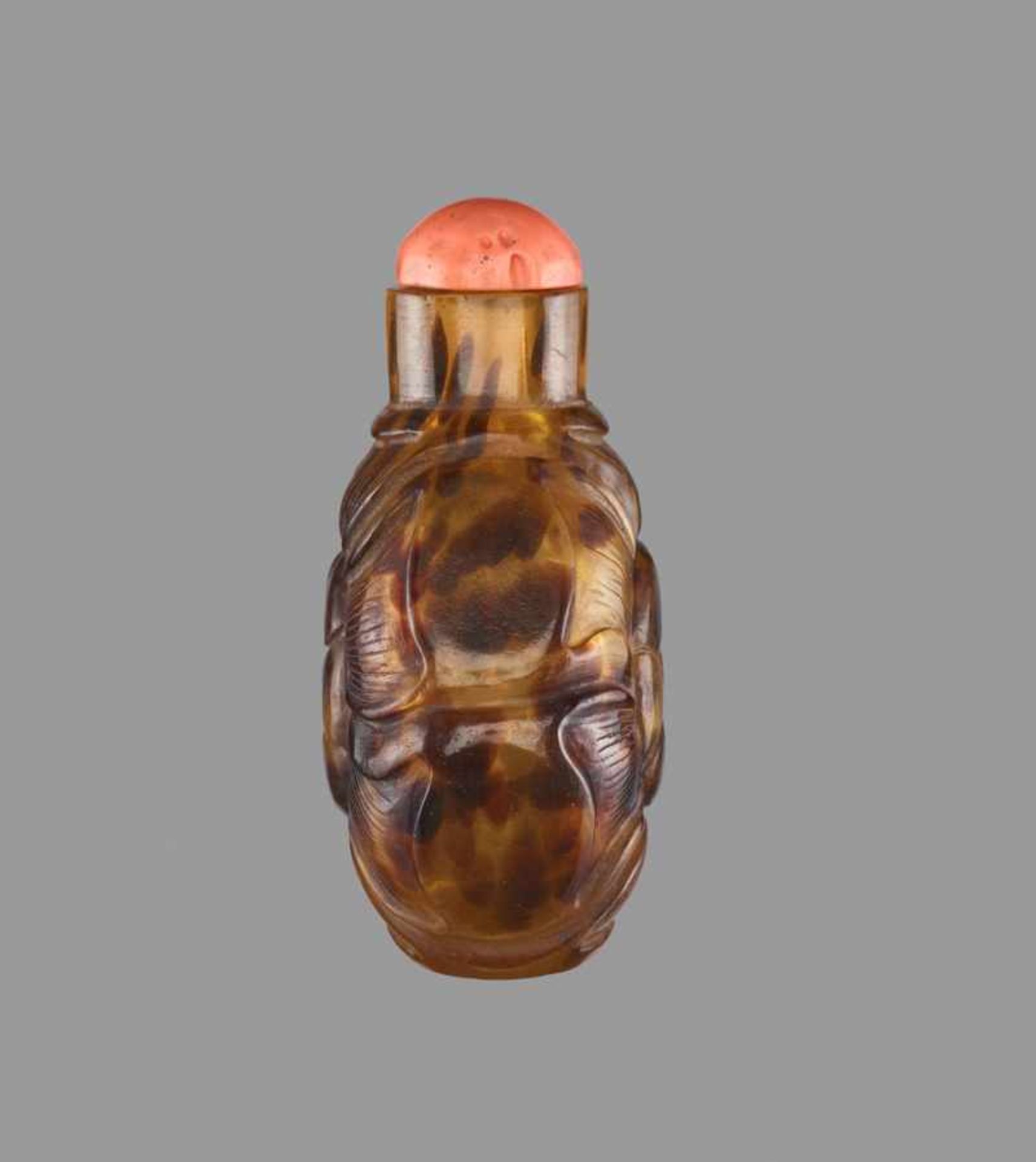 A FLOWER SHAPED ‘TORTOISESHELL’ GLASS SNUFF BOTTLE Splashes and streaks of dark brown sandwiched - Bild 3 aus 6