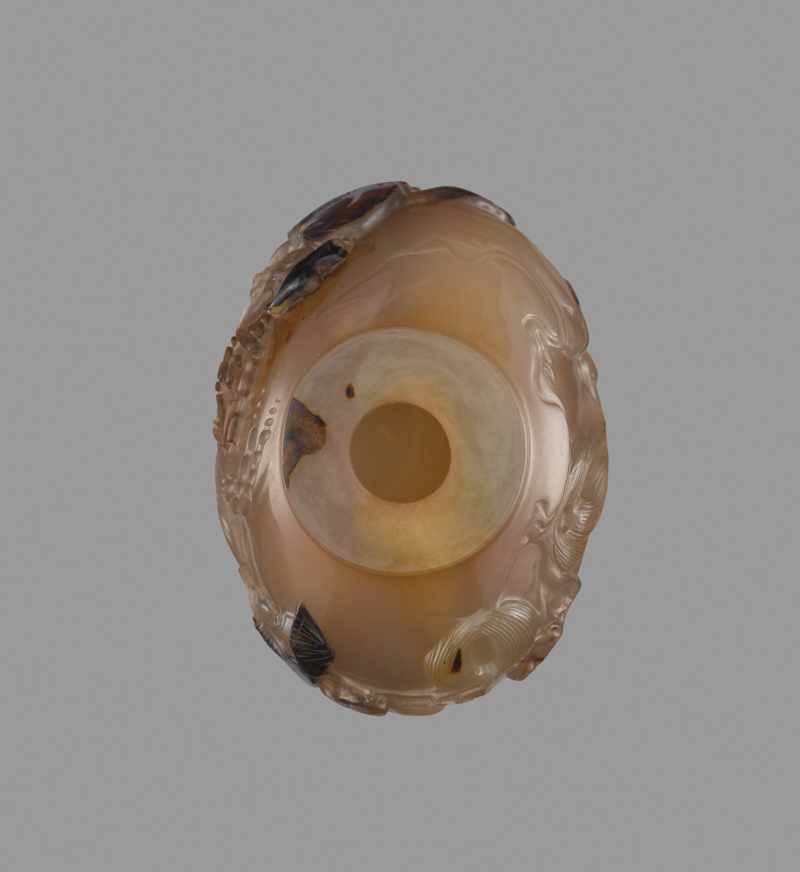 AN INSCRIBED CHALCEDONY 'FISHERMEN' SNUFF BOTTLE, SUZHOU, SCHOOL OF ZHITING, QING DYNASTY - Image 5 of 6