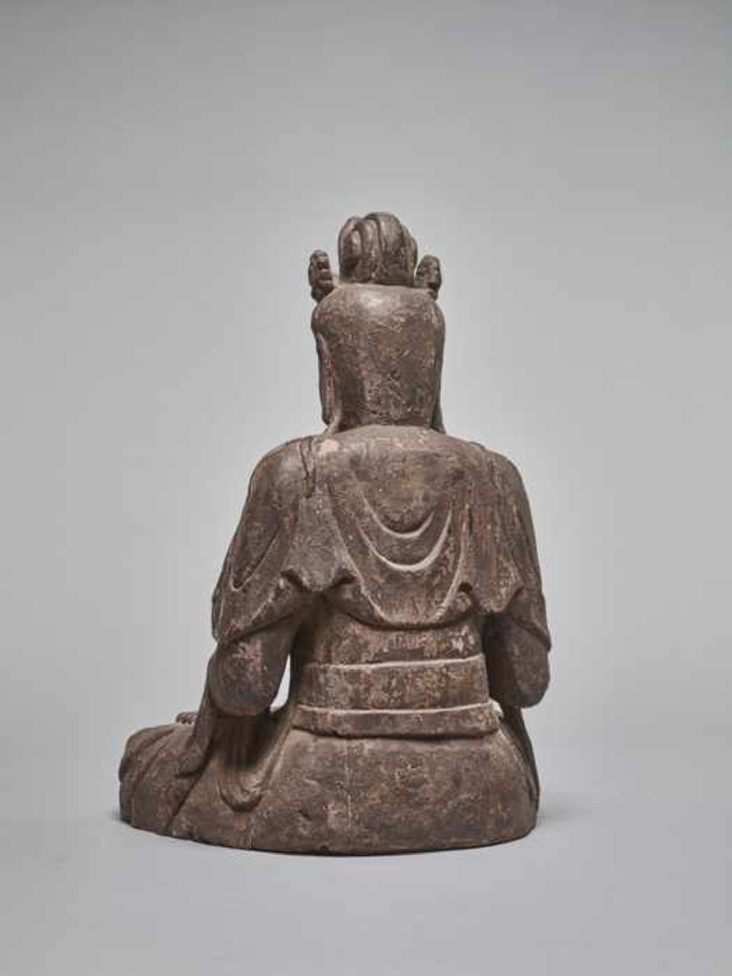 A LACQUERED WOODEN STATUE OF A GUANYIN, MING DYNASTY Carved wood with greyish lacquer coating. - Image 4 of 6