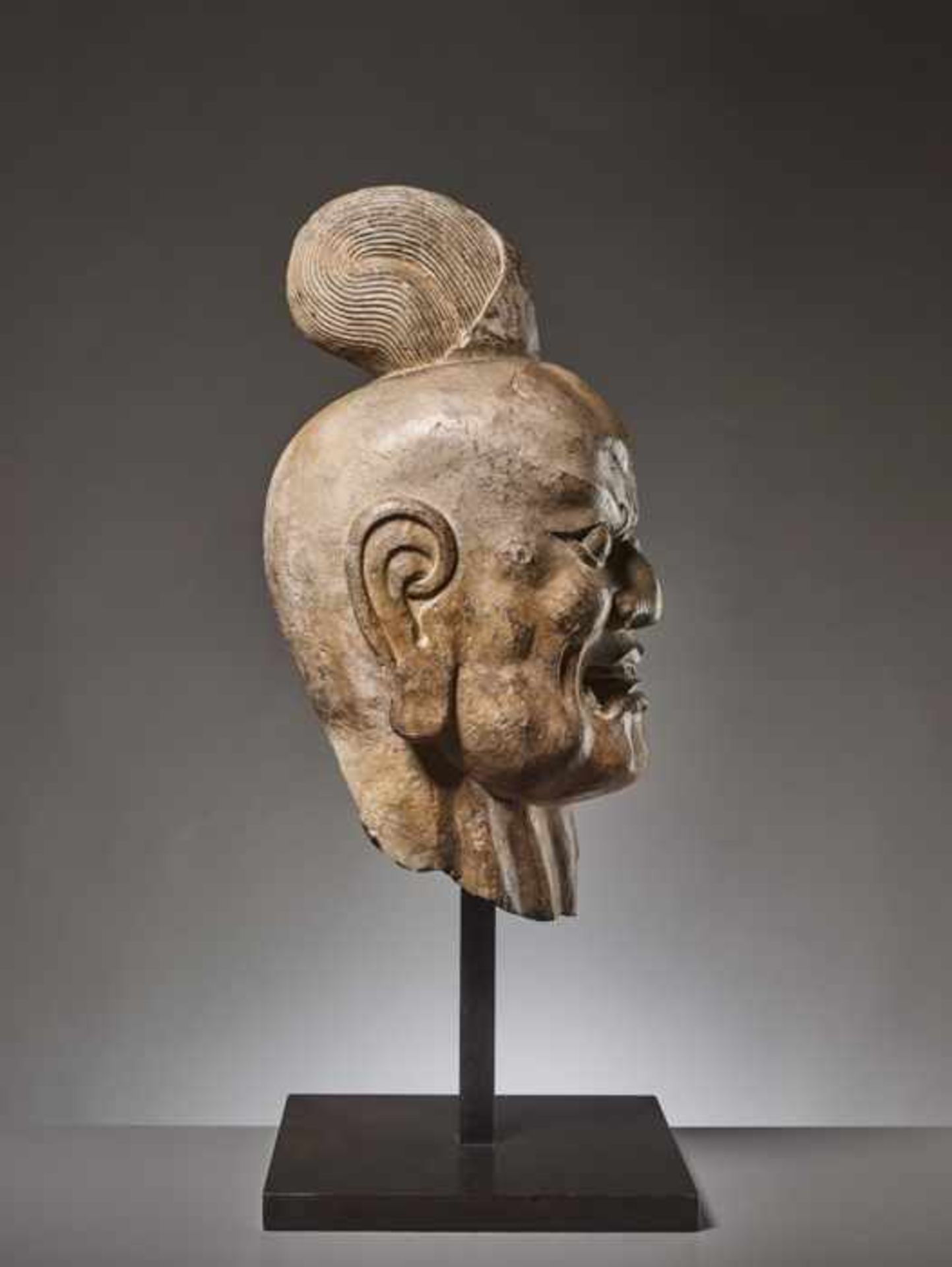 OVER-LIFESIZE LIMESTONE HEAD OF A TIANWANG GUARDIAN GOD, CHINA, TANG DYNASTY Sculpted and carved - Image 7 of 8