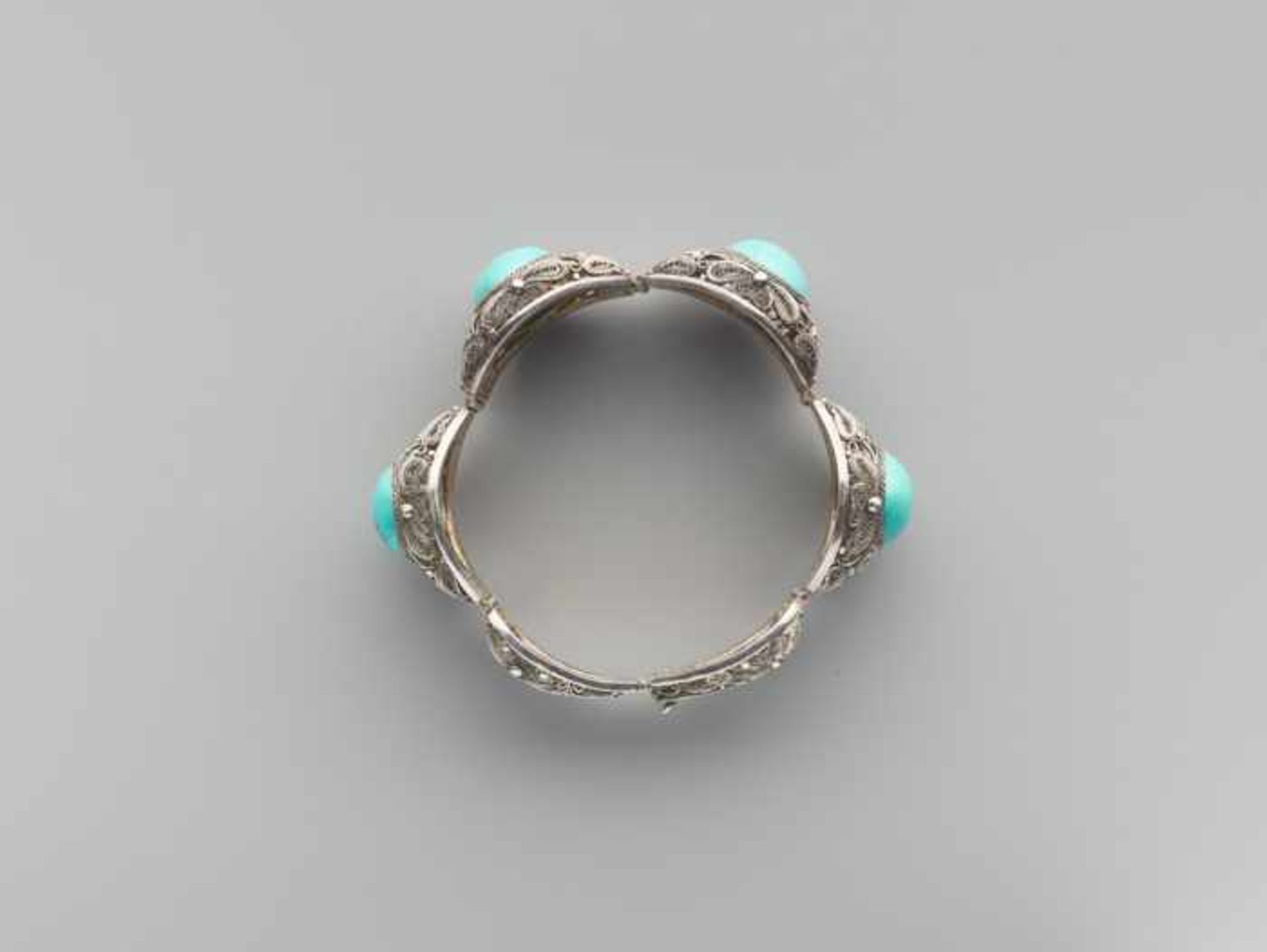 AN EXPORT SILVER BRACELET WITH 4 LARGE TURQUOISE CABOCHONS, QING DYNASTY Silver and turquoise, the - Image 6 of 6