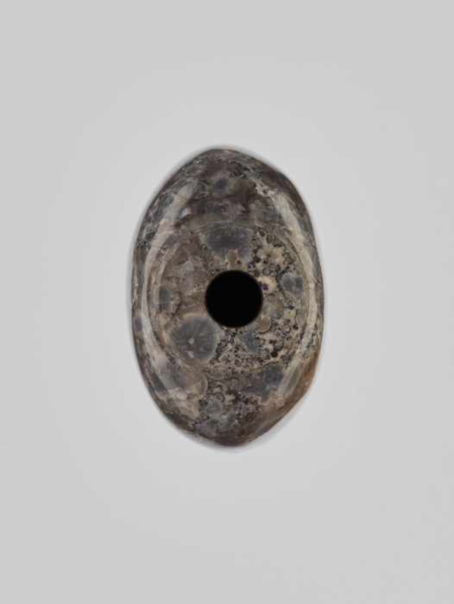 A GREY LIMESTONE ‘CLOUD PATTERN’ SNUFF BOTTLE, QING DYNASTY Fossiliferous limestone consisting of - Image 5 of 7