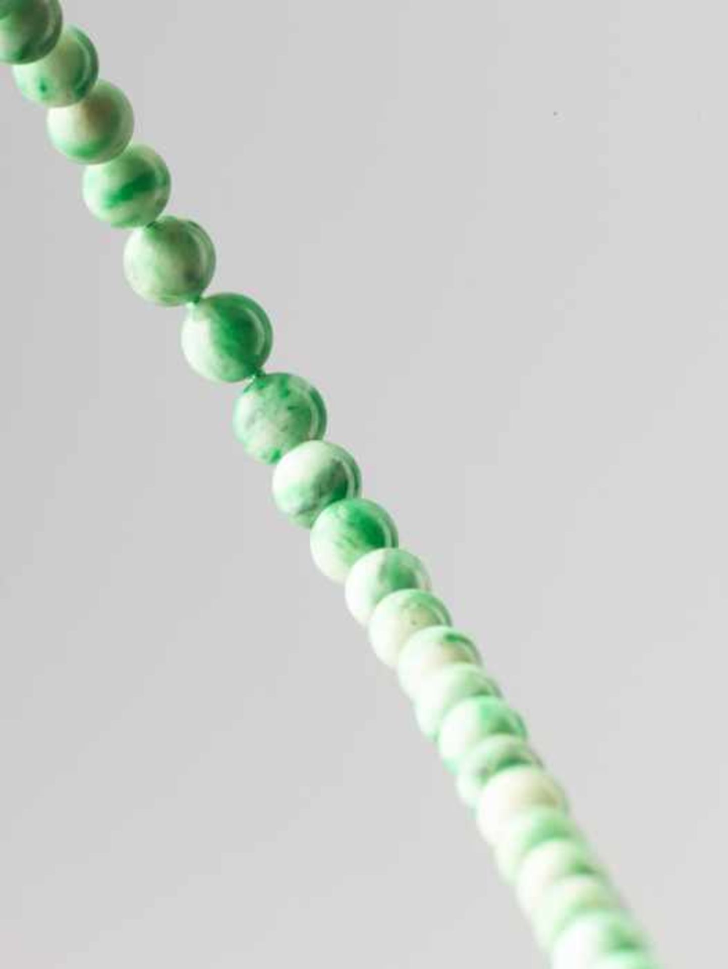 A JADEITE NECKLACE WITH SHADES OF INTENSE EMERALD GREEN, 116 BEADS, QING DYNASTY Natural light green - Image 5 of 5
