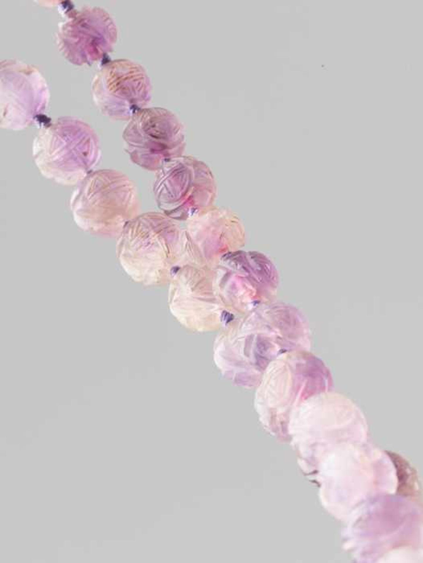 AN AMETHYST BEAD ‘SHOU’ NECKLACE, 56 BEADS, QING DYNASTY The amethyst beads with varying colors from - Image 3 of 4