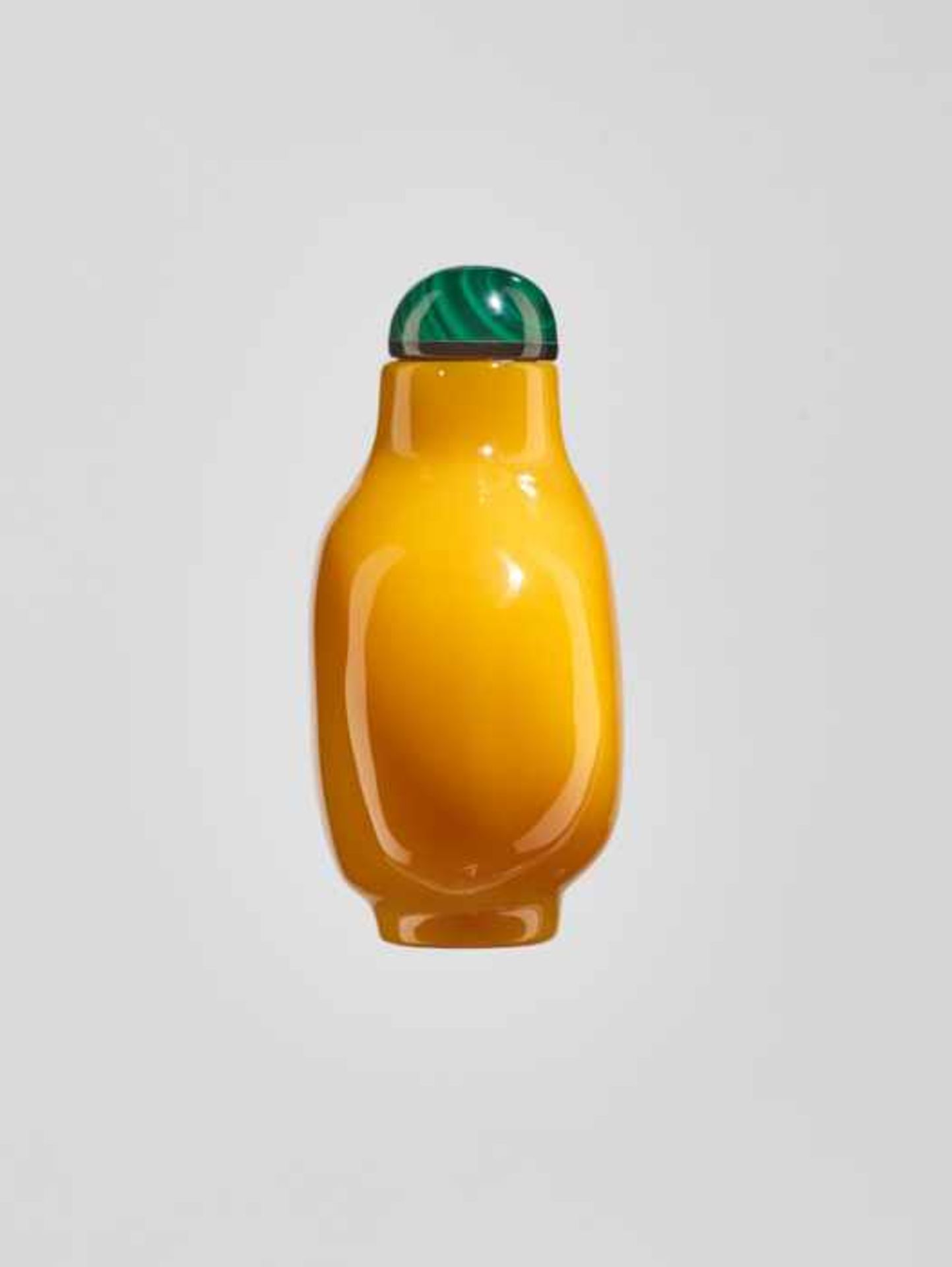 AN ‘IMPERIAL’ YELLOW BEIJING GLASS SNUFF BOTTLE, 19th CENTURY Opaque glass of intense and rich egg - Image 3 of 6