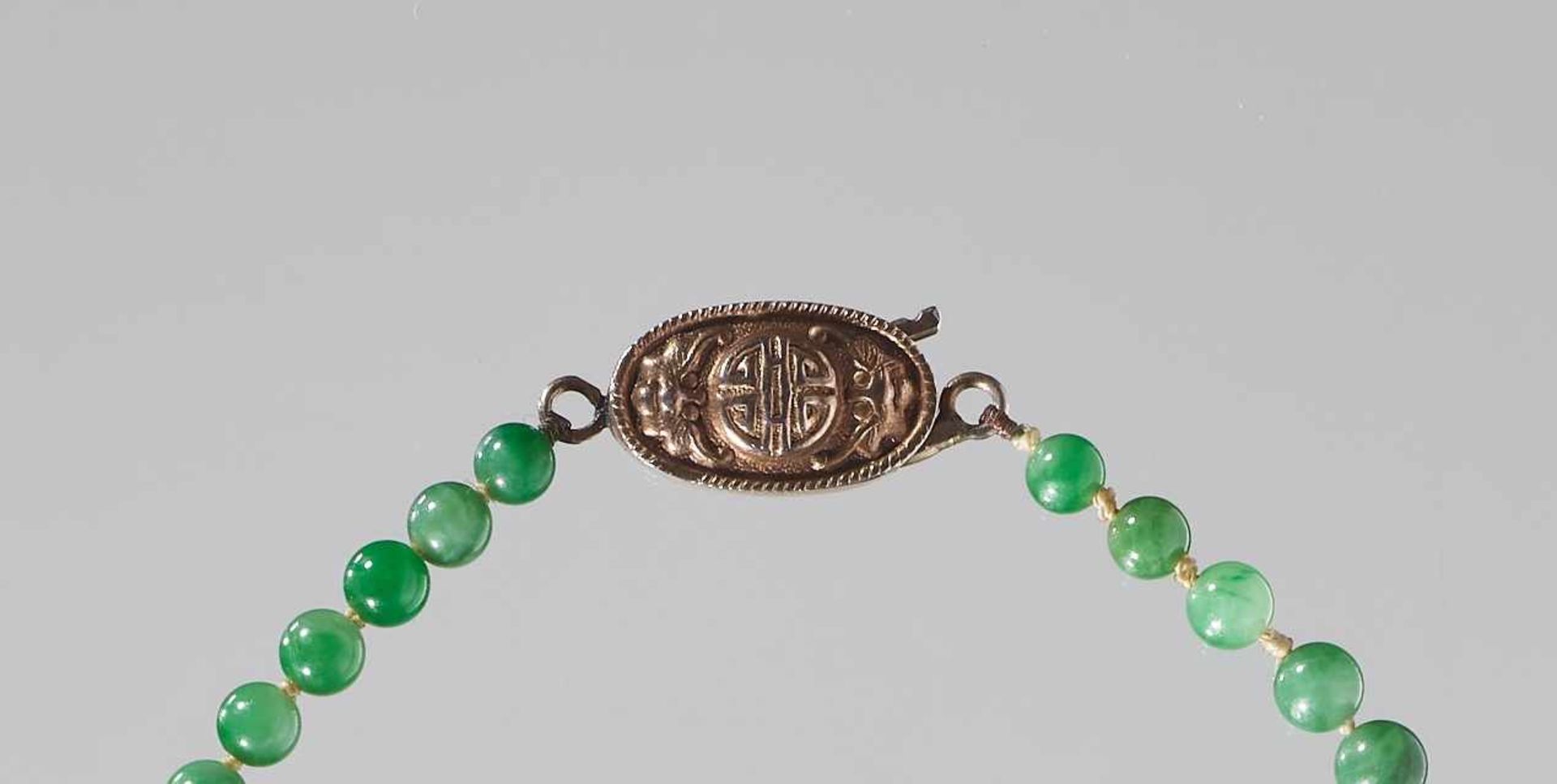 AN EMERALD GREEN JADEITE NECKLACE, 88 BEADS, WITH ORIGINAL SILVER CLASP, QING DYNASTY Emerald - Image 4 of 5