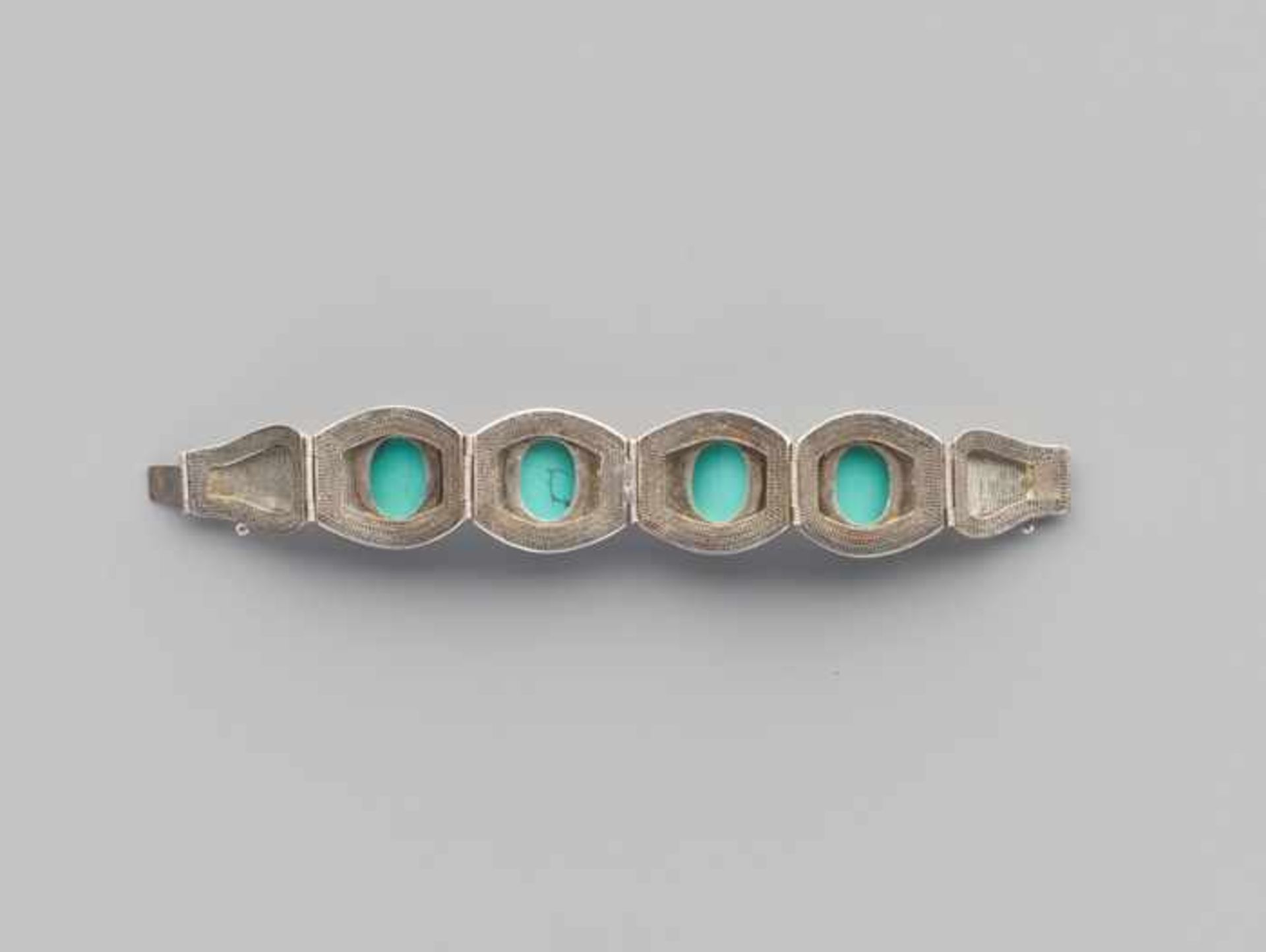 AN EXPORT SILVER BRACELET WITH 4 LARGE TURQUOISE CABOCHONS, QING DYNASTY Silver and turquoise, the - Image 2 of 6