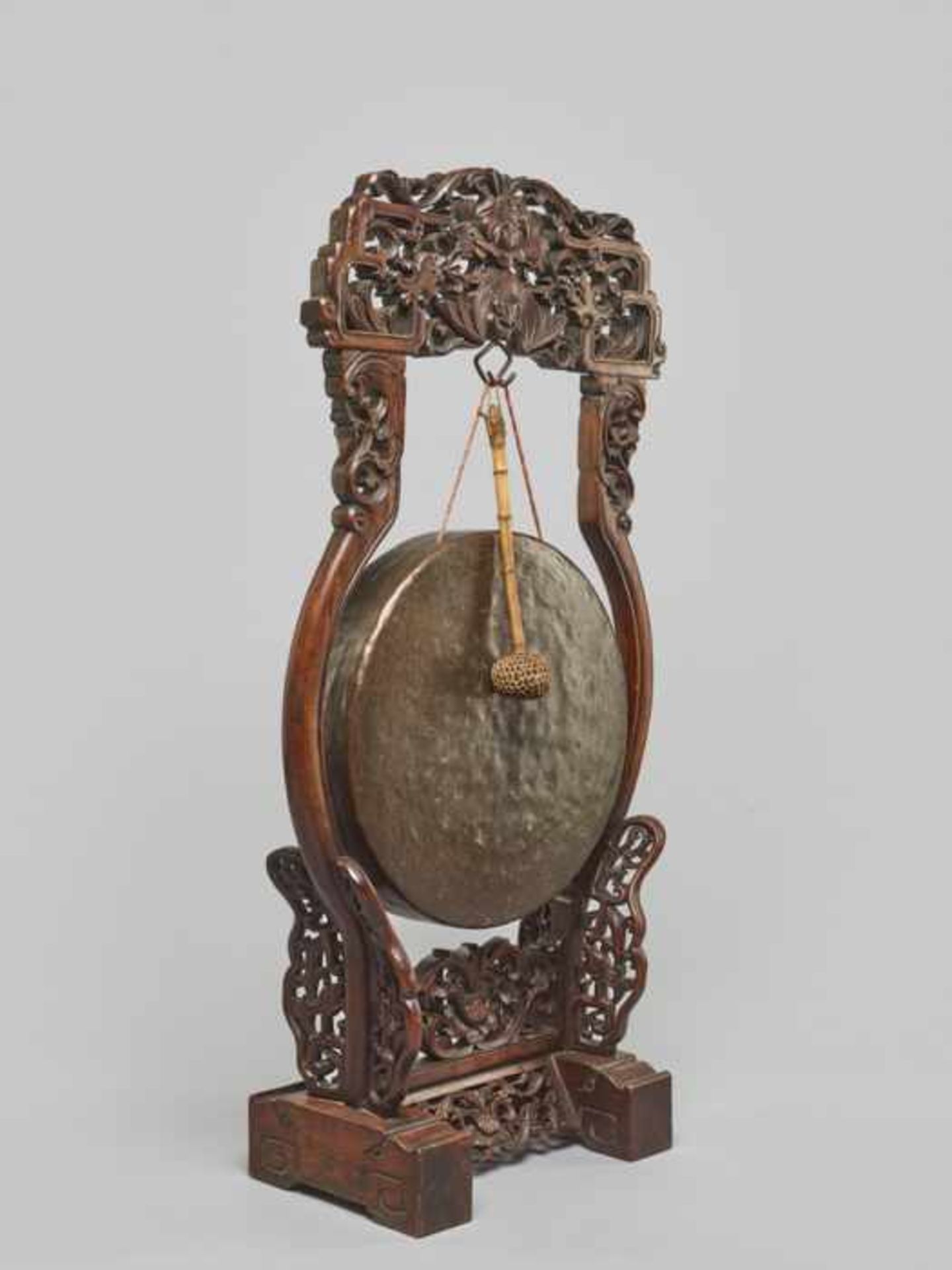 A BRONZE TEMPLE GONG WITH CARVED WOODEN FRAME, QING DYNASTY Carved brown wood, bronze, bamboo, - Image 4 of 5