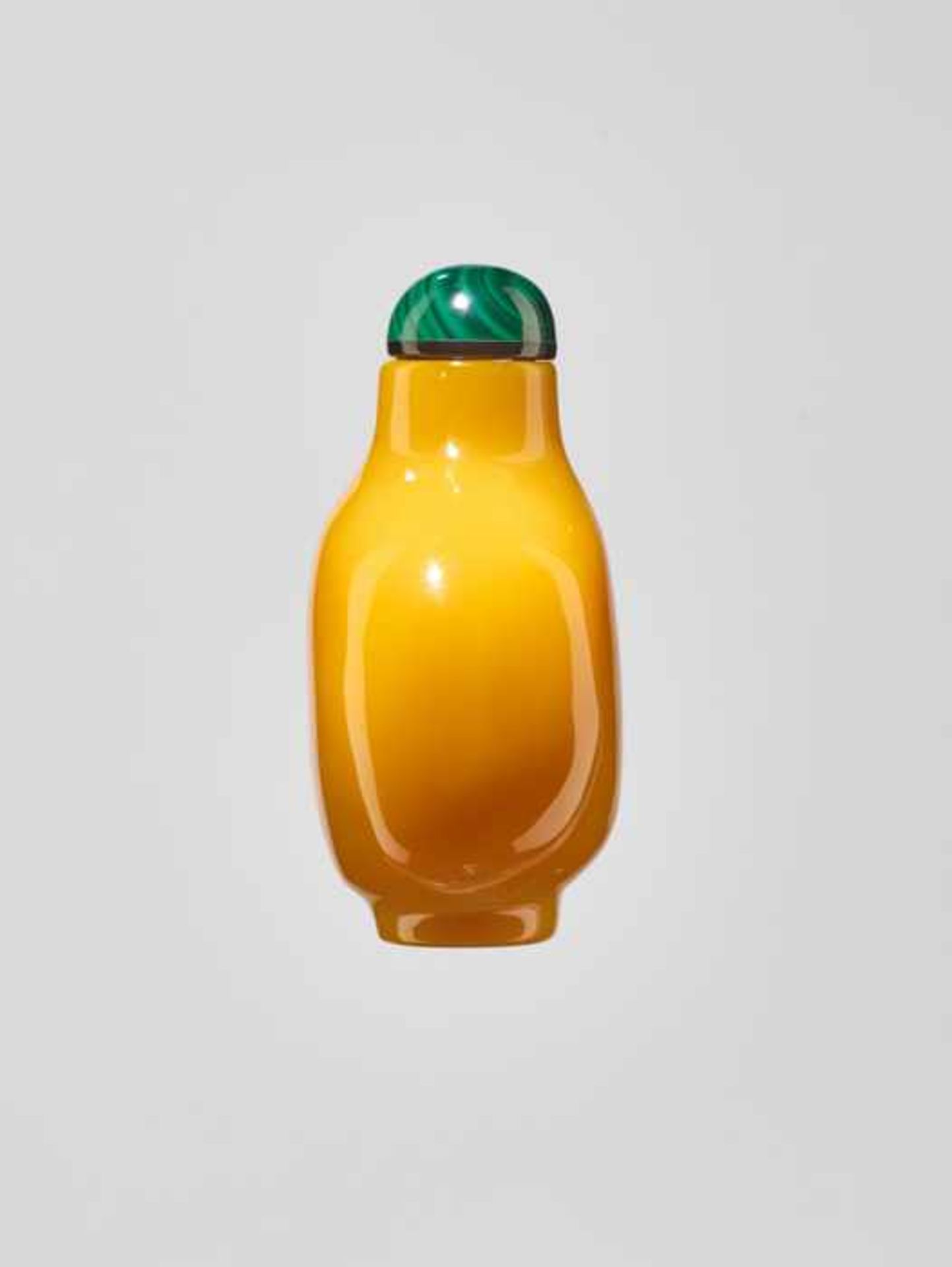 AN ‘IMPERIAL’ YELLOW BEIJING GLASS SNUFF BOTTLE, 19th CENTURY Opaque glass of intense and rich egg - Image 4 of 6