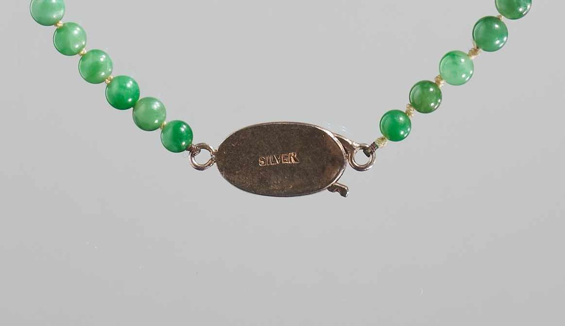 AN EMERALD GREEN JADEITE NECKLACE, 88 BEADS, WITH ORIGINAL SILVER CLASP, QING DYNASTY Emerald - Image 5 of 5