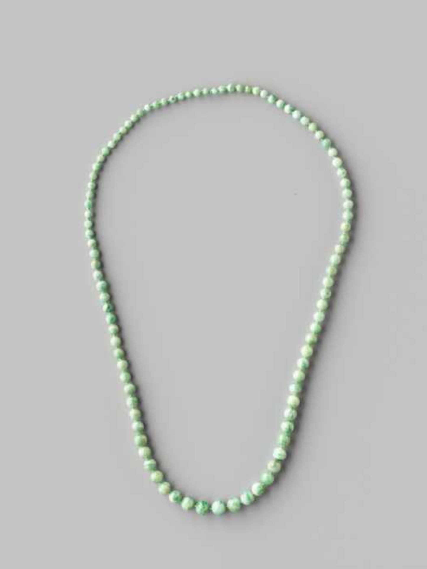 A MOTTLED GREEN JADEITE BEAD NECKLACE, 97 BEADS, LATE QING DYNASTY The natural jadeite beads of - Image 2 of 4