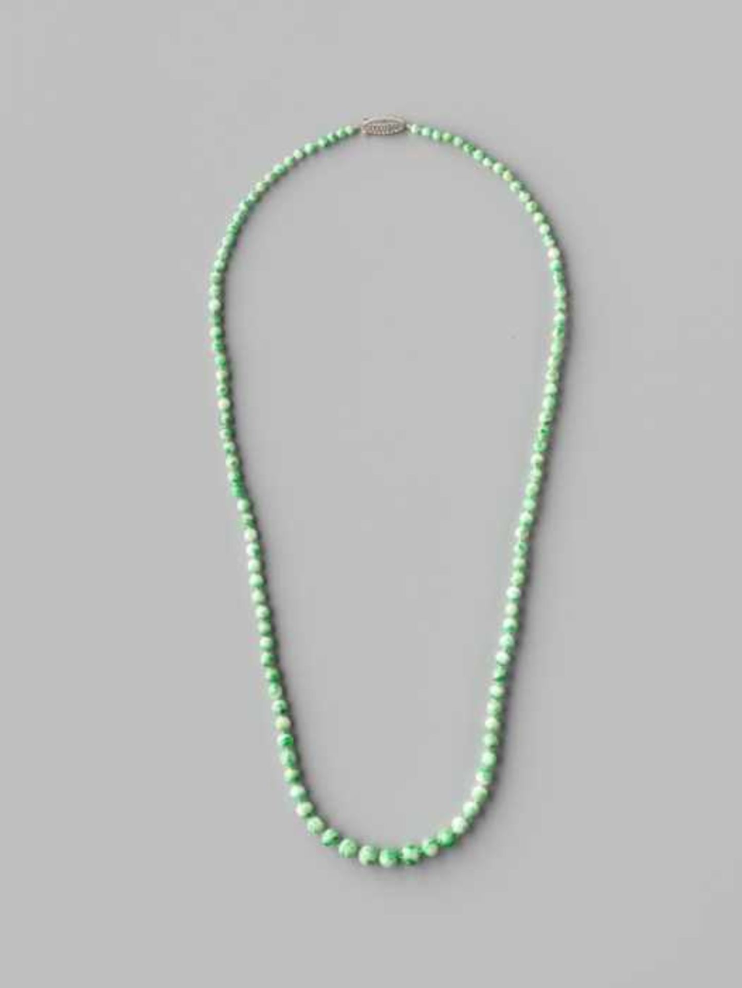 A JADEITE NECKLACE WITH SHADES OF INTENSE EMERALD GREEN, 116 BEADS, QING DYNASTY Natural light green - Image 2 of 5