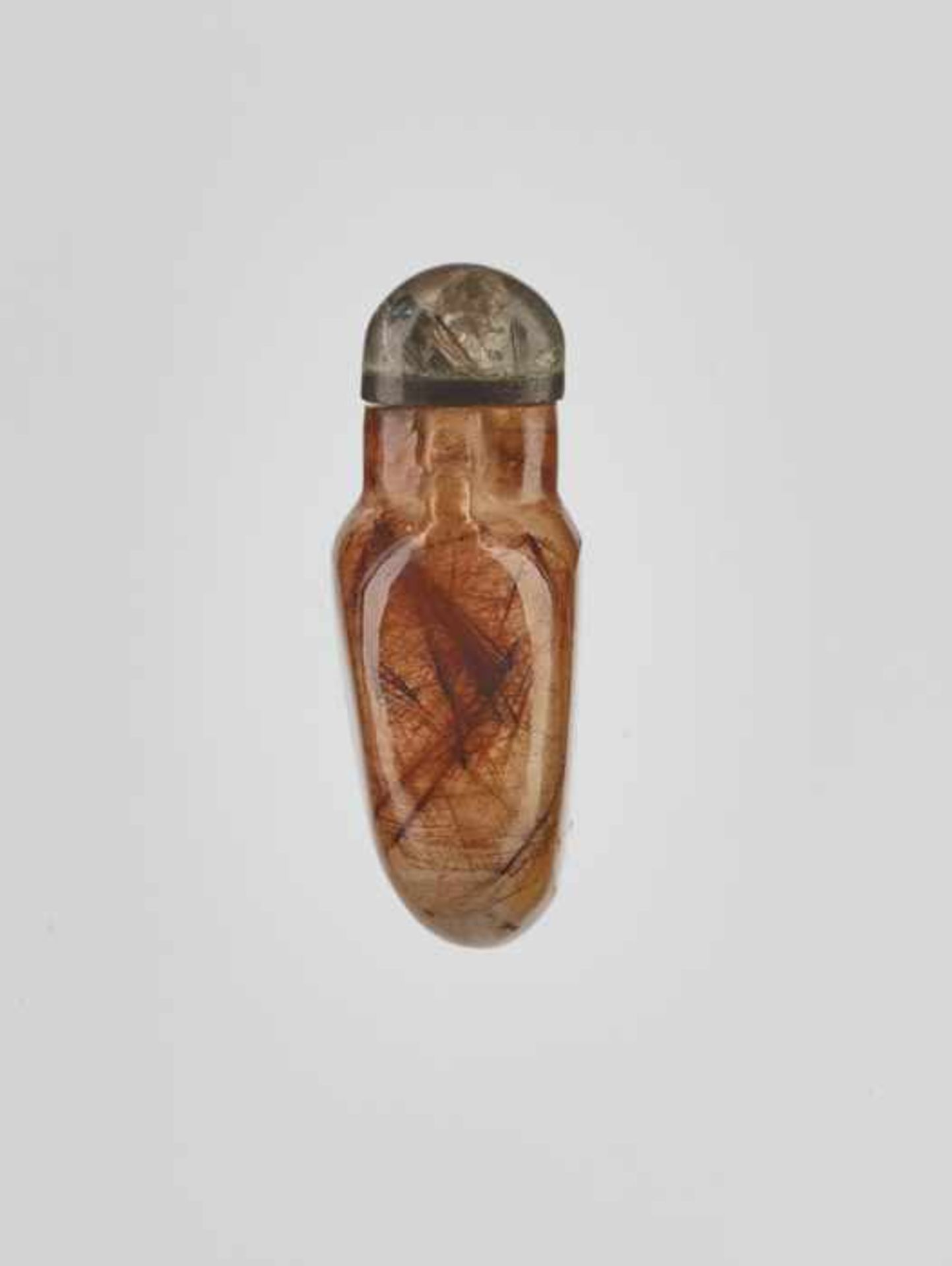 A TOURMALINE NEEDLE CRYSTAL ‘PENDANT’ SNUFF BOTTLE, 19th CENTURY Transparent rock crystal with a - Image 4 of 6