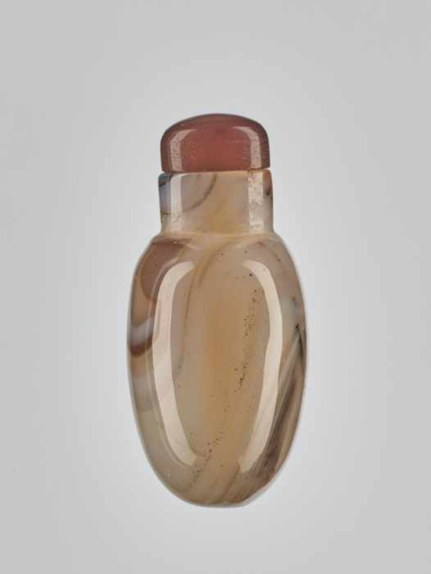 A FINGERPRINT AGATE ‘FLOATER’ SNUFF BOTTLE, 1780-1860 Band agate of light sand-color with bands of - Image 4 of 6