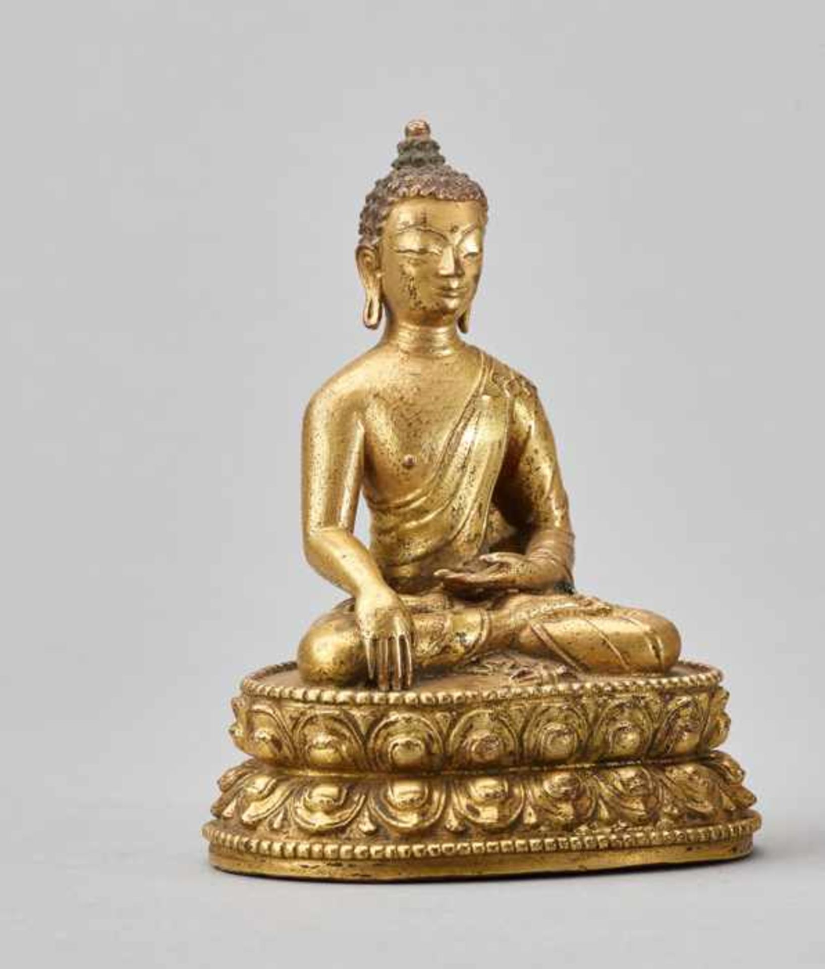 A GILT BRONZE FIGURE OF BUDDHA AKSHOBYA Fire-gilt bronze. China, 17th/18th centuryGilt bronze figure - Image 3 of 6