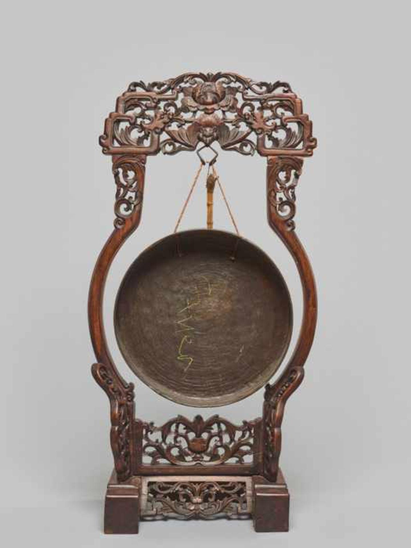 A BRONZE TEMPLE GONG WITH CARVED WOODEN FRAME, QING DYNASTY Carved brown wood, bronze, bamboo, - Image 5 of 5