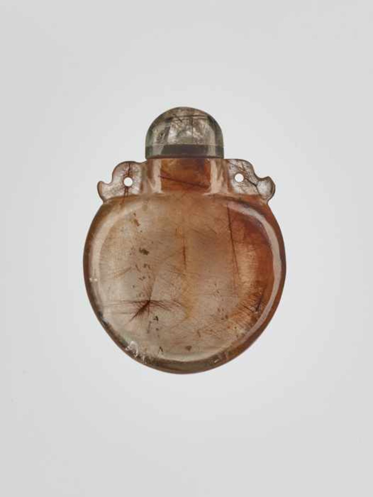 A TOURMALINE NEEDLE CRYSTAL ‘PENDANT’ SNUFF BOTTLE, 19th CENTURY Transparent rock crystal with a - Image 2 of 6