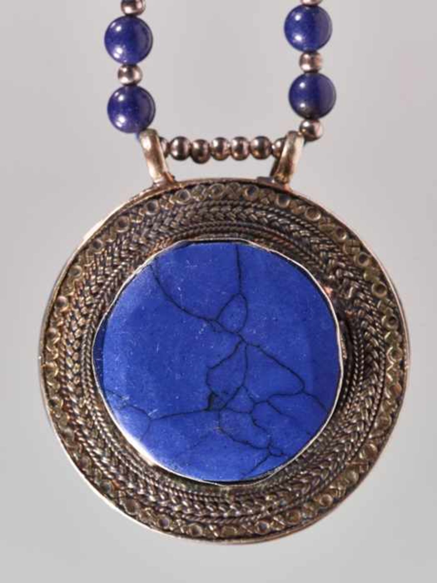 A SINO-TIBETAN SILVER AND LAPIS AMULET ON A NECKLACE, 20th CENTURY The amulet made of engraved - Image 3 of 5