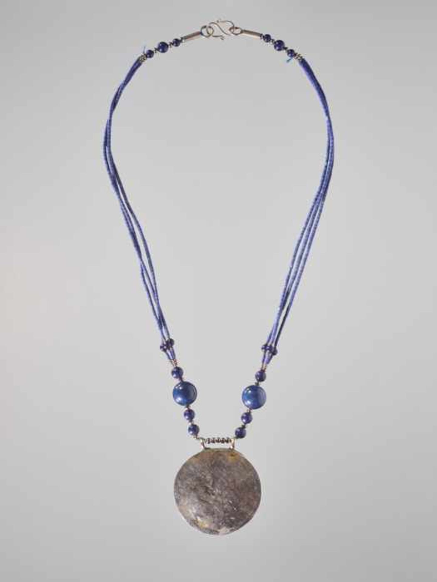 A SINO-TIBETAN SILVER AND LAPIS AMULET ON A NECKLACE, 20th CENTURY The amulet made of engraved - Image 2 of 5