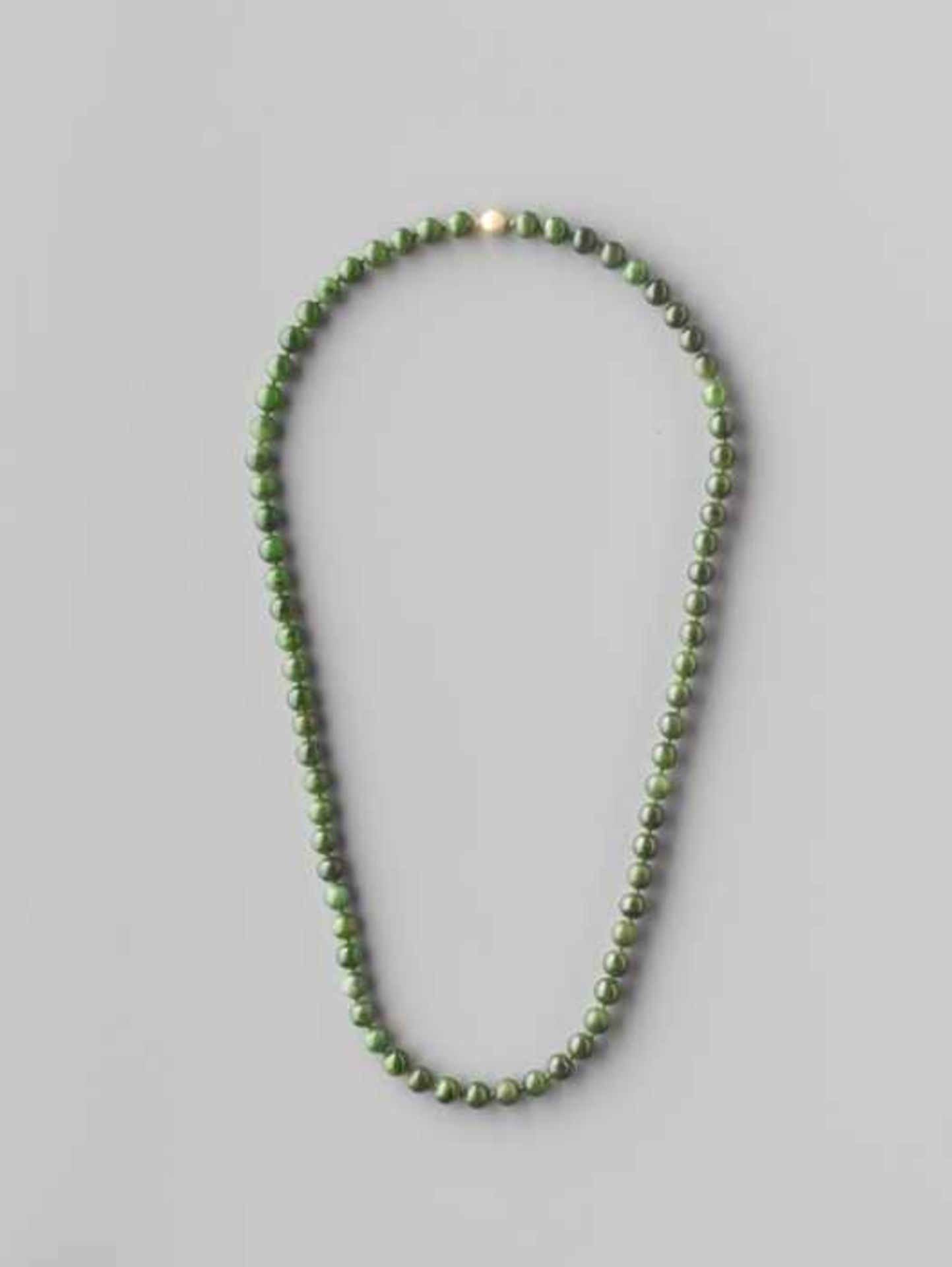 A SPINACH GREEN NEPHRITE BEAD NECKLACE, 71 BEADS, LATE QING DYNASTY Certified natural dark and - Image 2 of 5