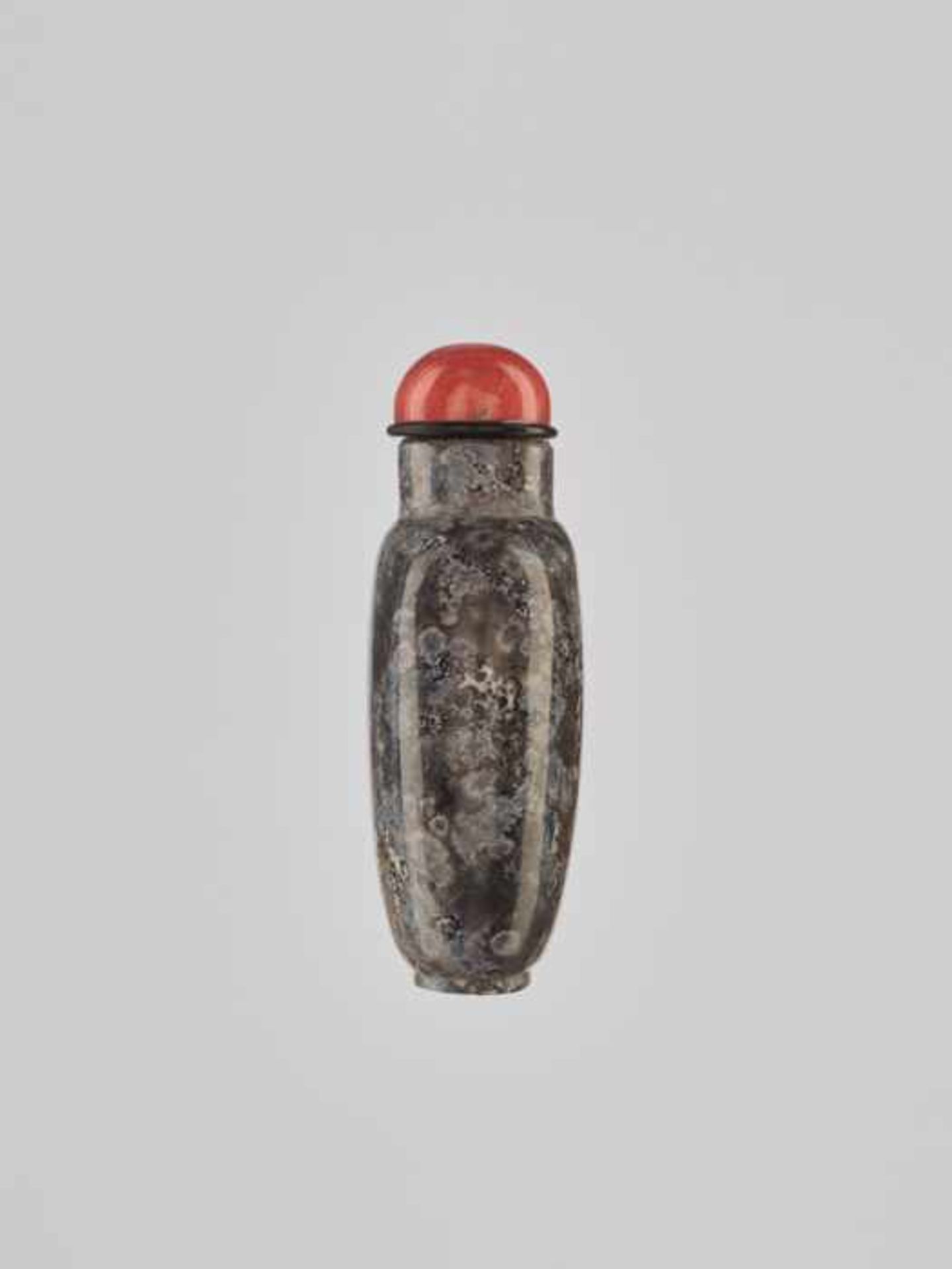 A GREY LIMESTONE ‘CLOUD PATTERN’ SNUFF BOTTLE, QING DYNASTY Fossiliferous limestone consisting of - Image 3 of 7