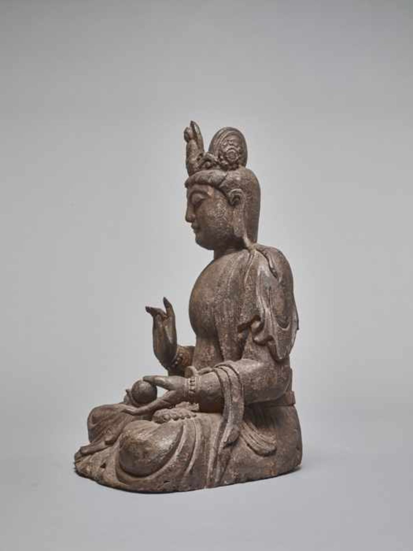 A LACQUERED WOODEN STATUE OF A GUANYIN, MING DYNASTY Carved wood with greyish lacquer coating. - Image 3 of 6