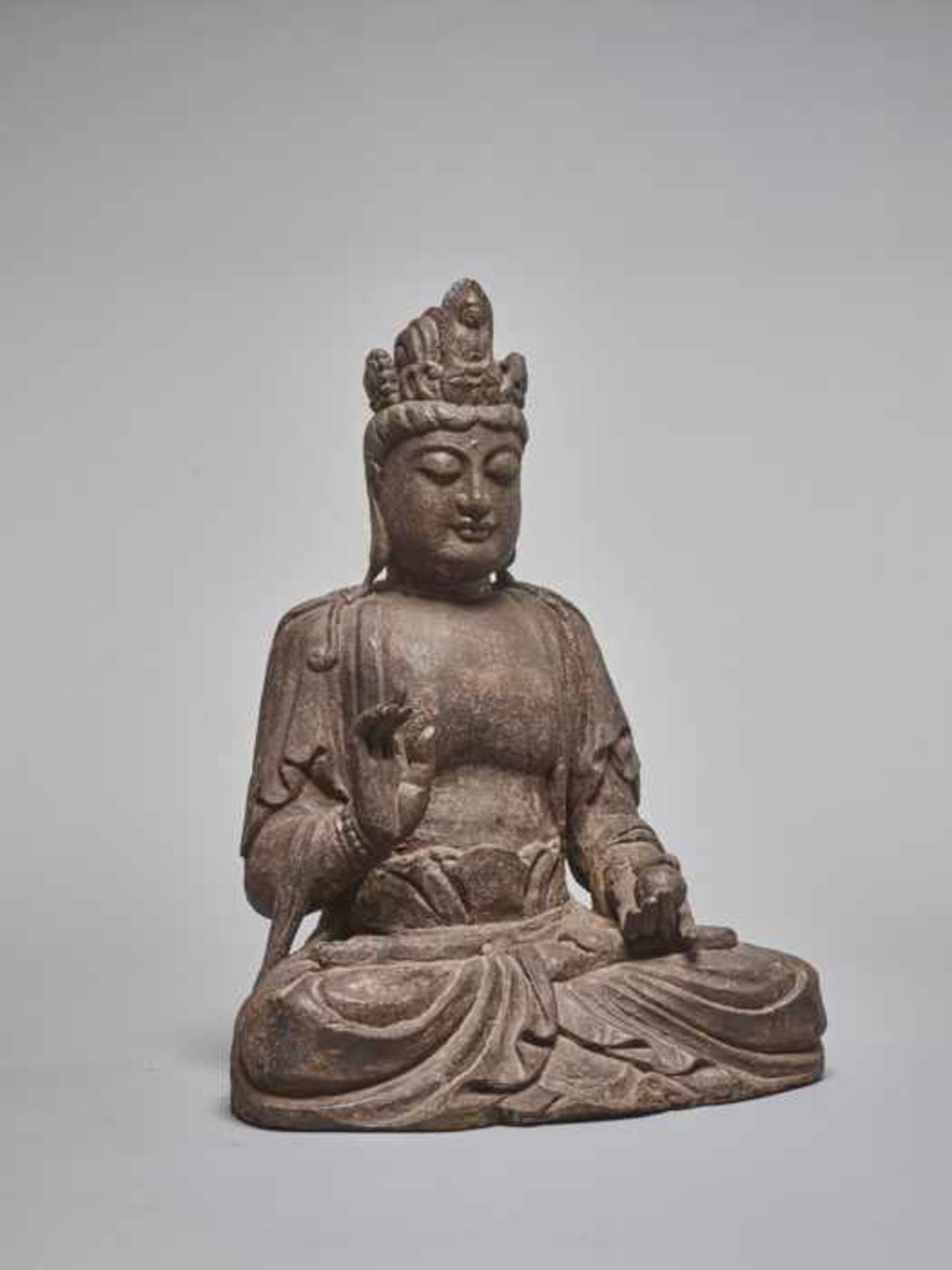 A LACQUERED WOODEN STATUE OF A GUANYIN, MING DYNASTY Carved wood with greyish lacquer coating. - Image 5 of 6