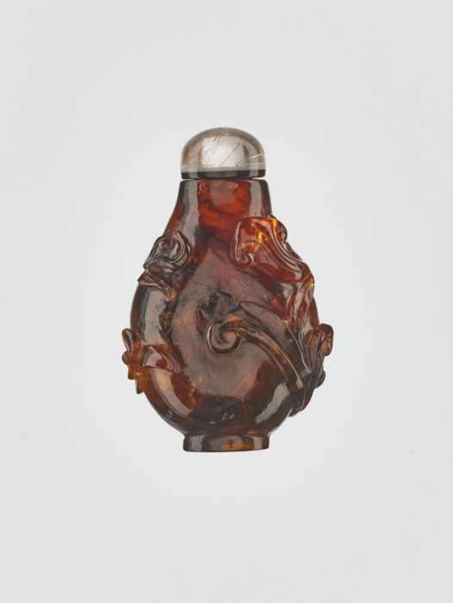 A ROOT AMBER ‘QILONG’ MINIATURE SNUFF BOTTLE, MID QING DYNASTY Amber of untreated deep golden- - Image 3 of 6