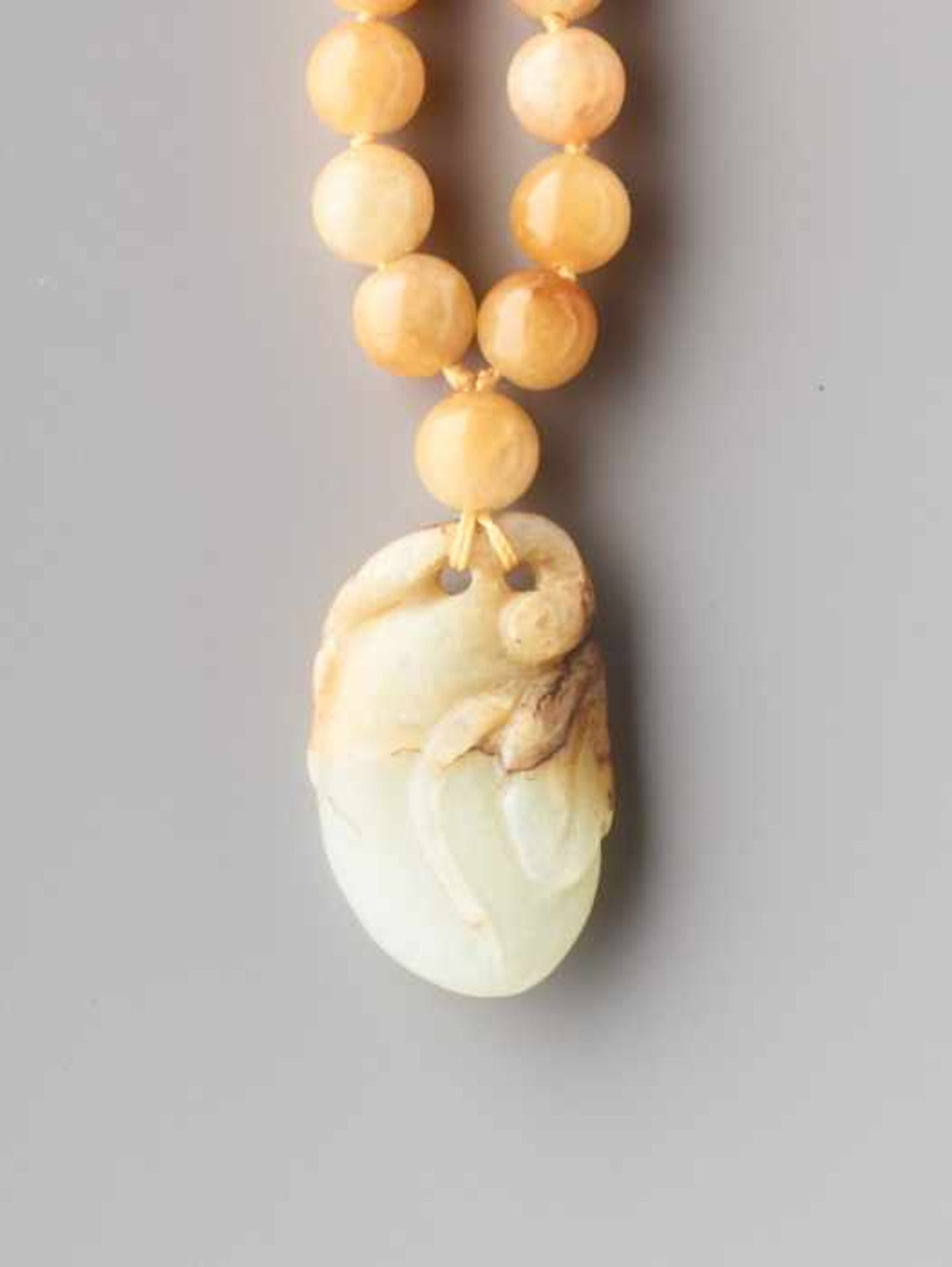 A YELLOW JADEITE NECKLACE WITH A NEPHRITE ‘PEACH’ PENDANT, 57 BEADS The 57 beads of natural fei - Image 4 of 4