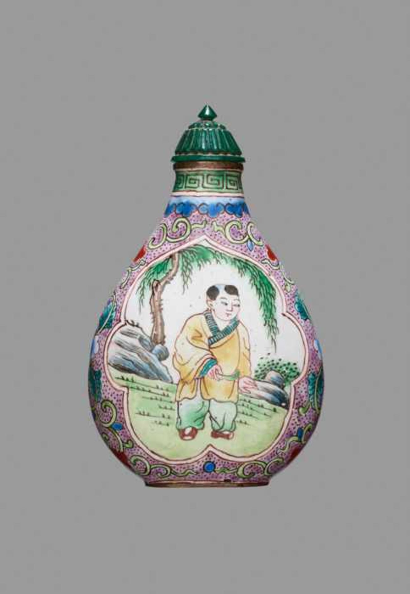 AN ENAMELED COPPER SNUFF BOTTLE, GUANGZHOU, 1850-1930 Copper with painted enamels. China, 1850-1930A - Bild 2 aus 6