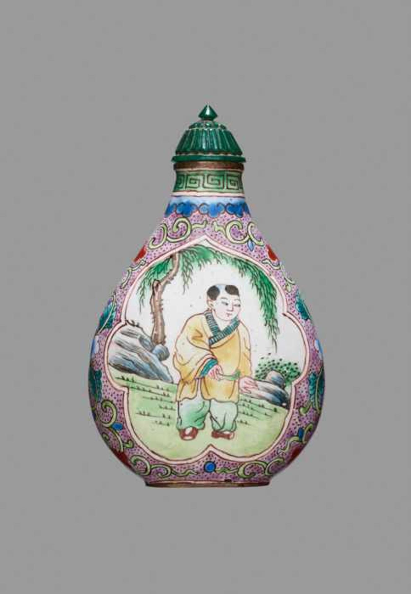 AN ENAMELED COPPER SNUFF BOTTLE, GUANGZHOU, 1850-1930 Copper with painted enamels. China, 1850-1930A - Image 2 of 6