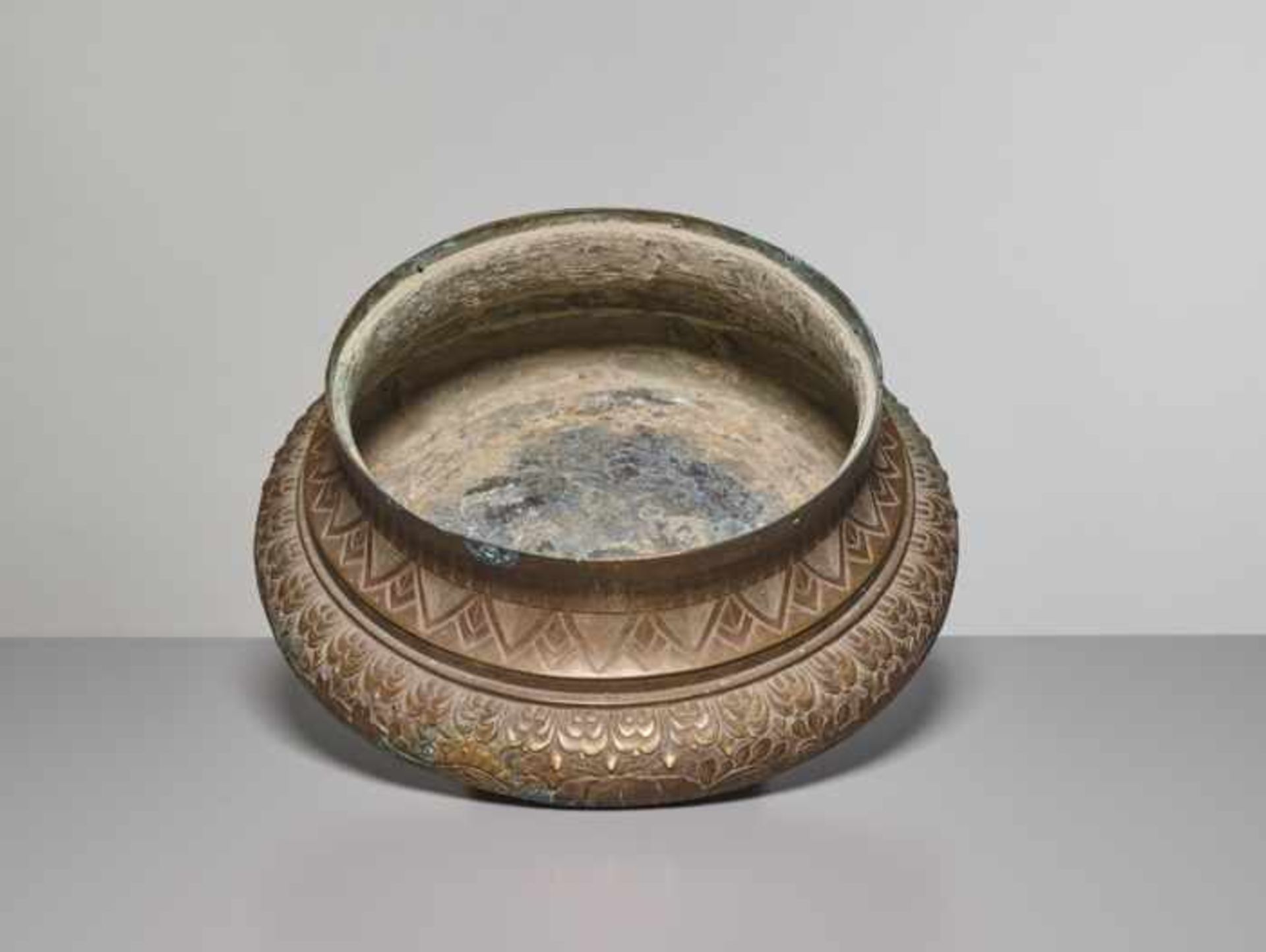 AN ENGRAVED BRONZE BASIN, QING DYNASTY Cast of massive and heavy bronze, with neatly incised - Image 2 of 6