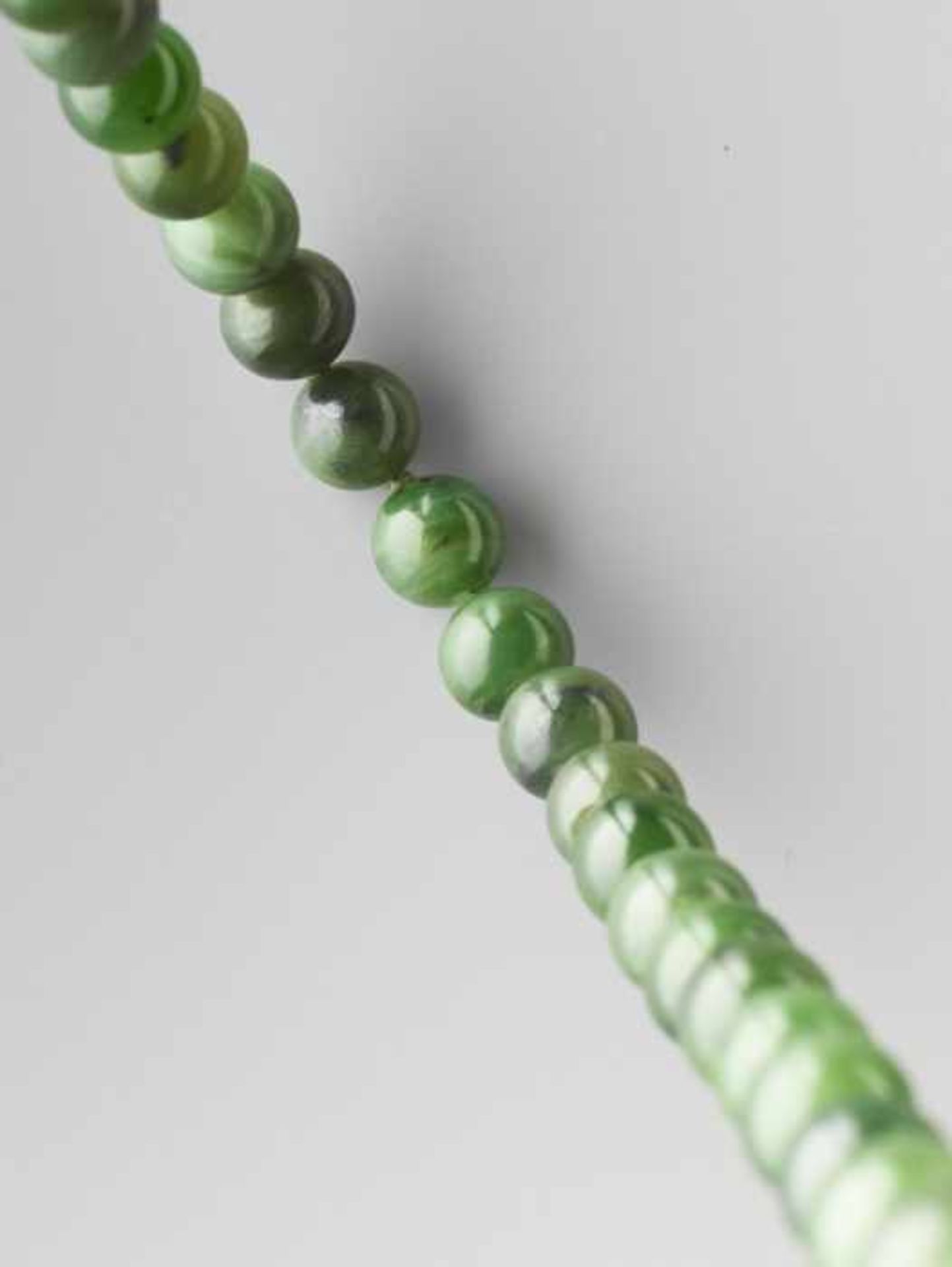 A SPINACH GREEN NEPHRITE BEAD NECKLACE, 71 BEADS, LATE QING DYNASTY Certified natural dark and - Image 4 of 5