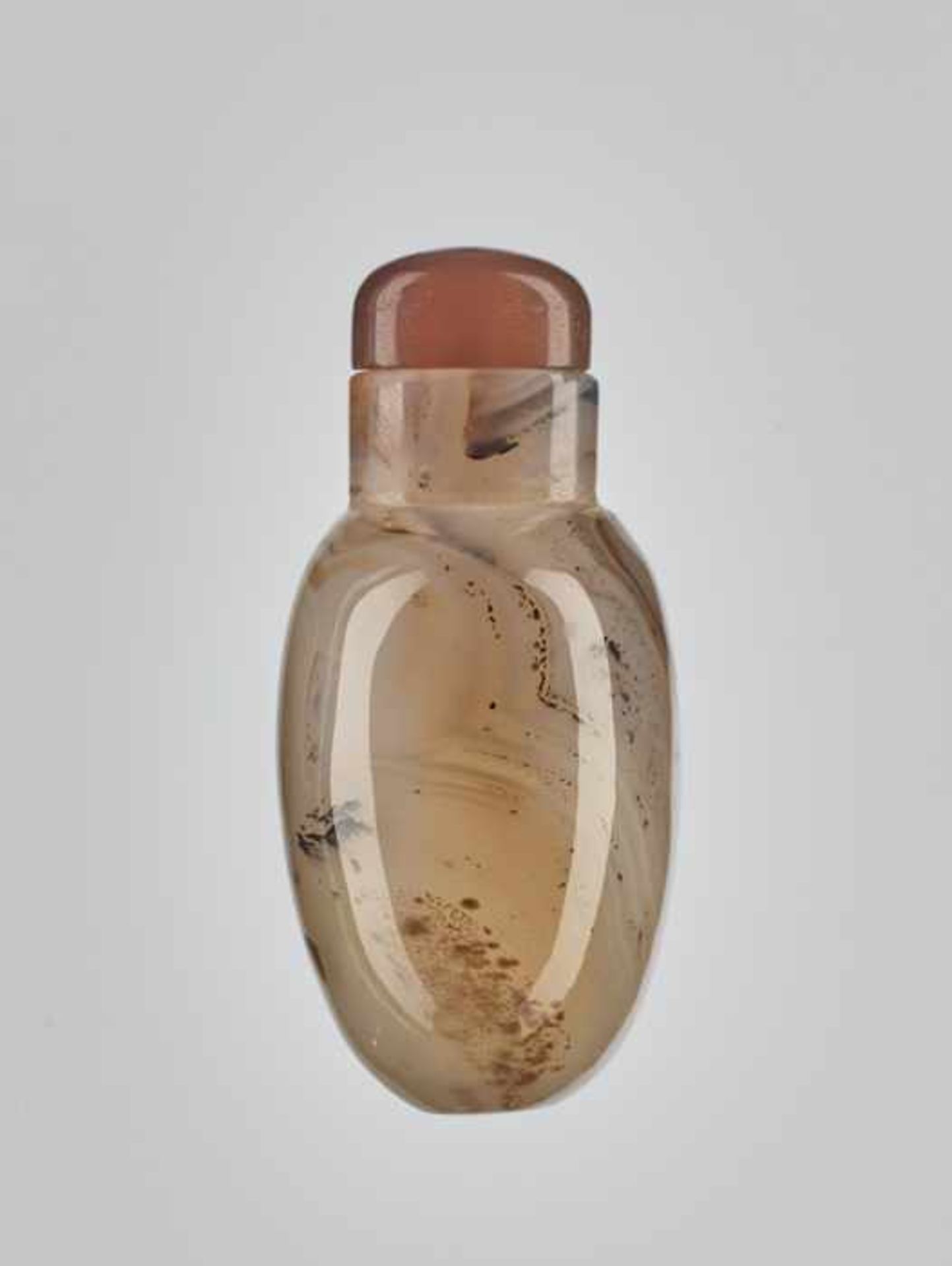 A FINGERPRINT AGATE ‘FLOATER’ SNUFF BOTTLE, 1780-1860 Band agate of light sand-color with bands of - Image 3 of 6