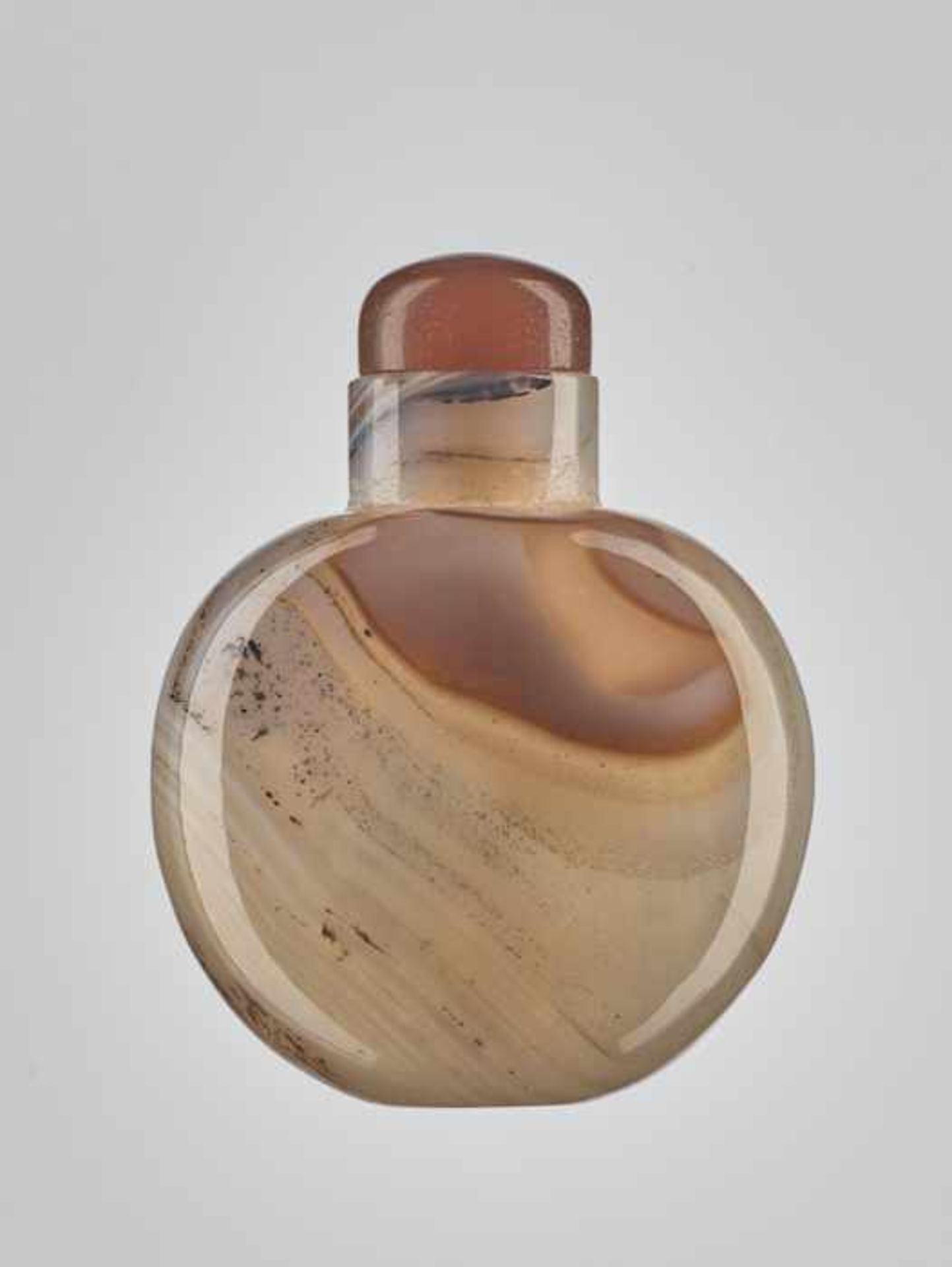 A FINGERPRINT AGATE ‘FLOATER’ SNUFF BOTTLE, 1780-1860 Band agate of light sand-color with bands of - Image 2 of 6