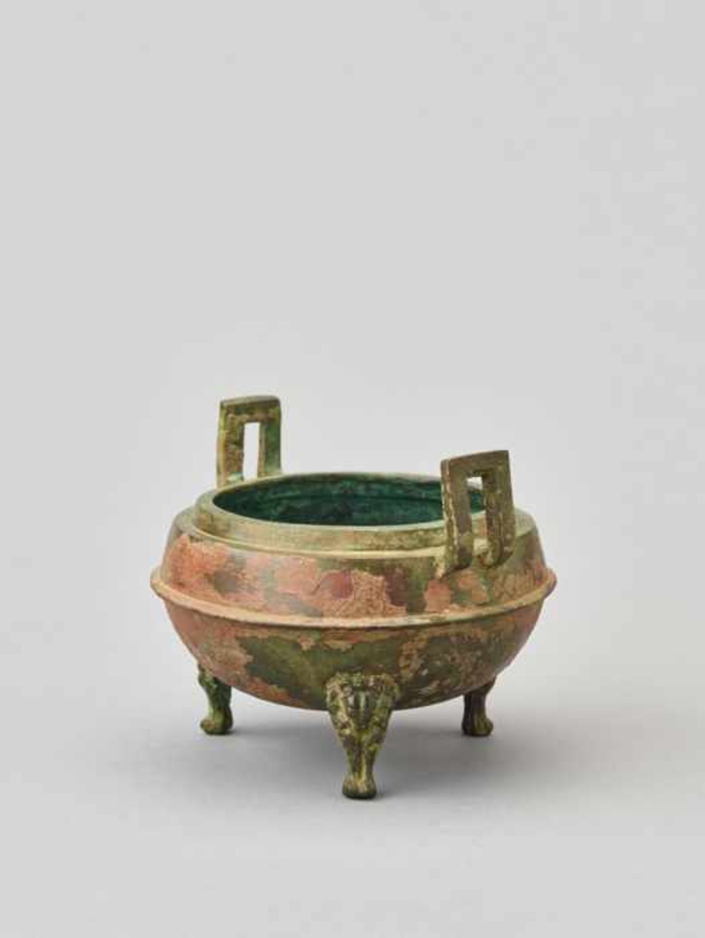 A ‘MYTHICAL ANIMALS AND BIRDS’ BRONZE RITUAL VESSEL AND COVER, DING, HAN DYNASTY Cast bronze of - Image 5 of 11