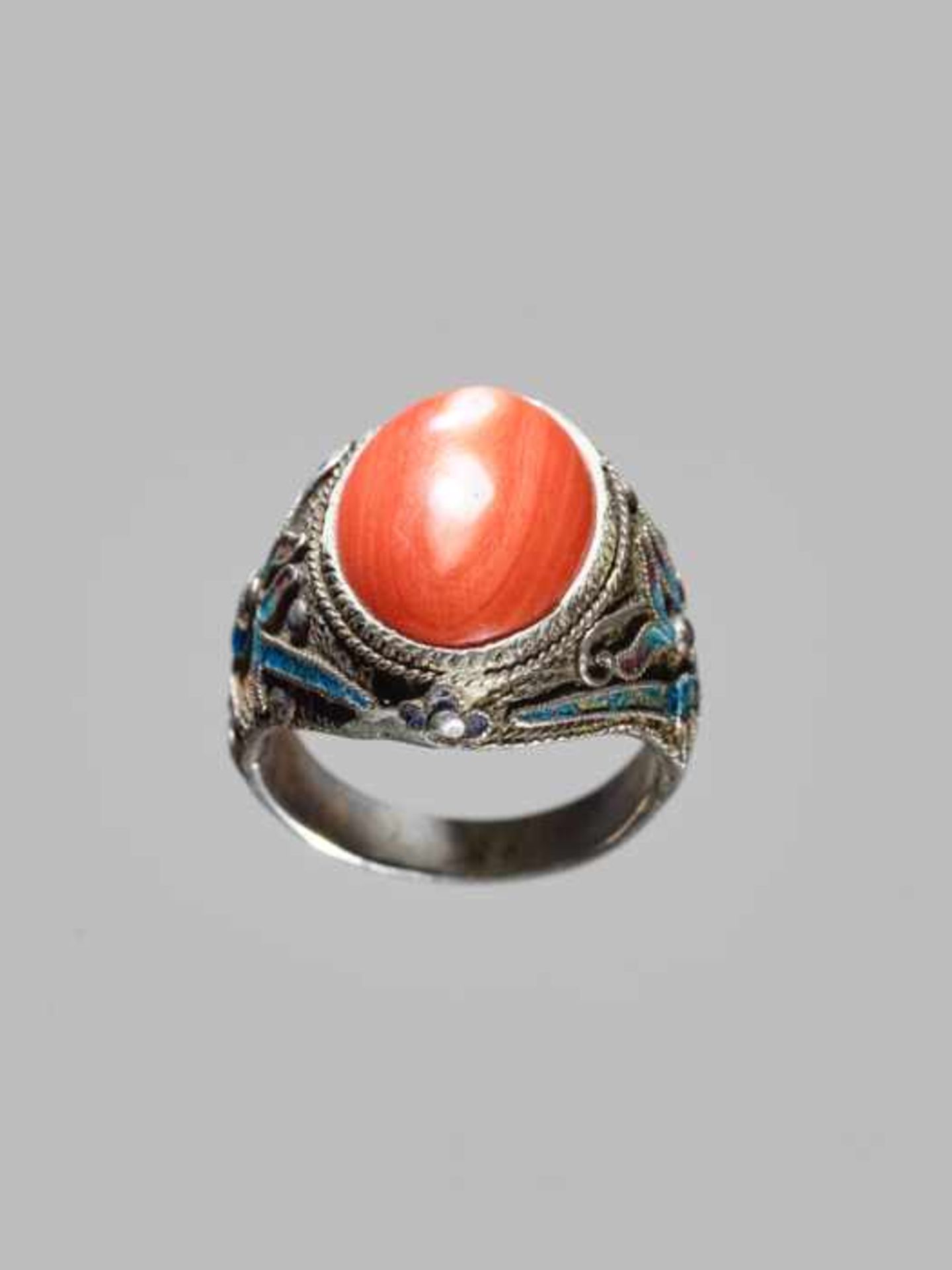 AN ENAMELED EXPORT SILVER RING WITH A LARGE CORAL CABOCHON, QING DYNASTY Silver and coral, the - Image 6 of 7