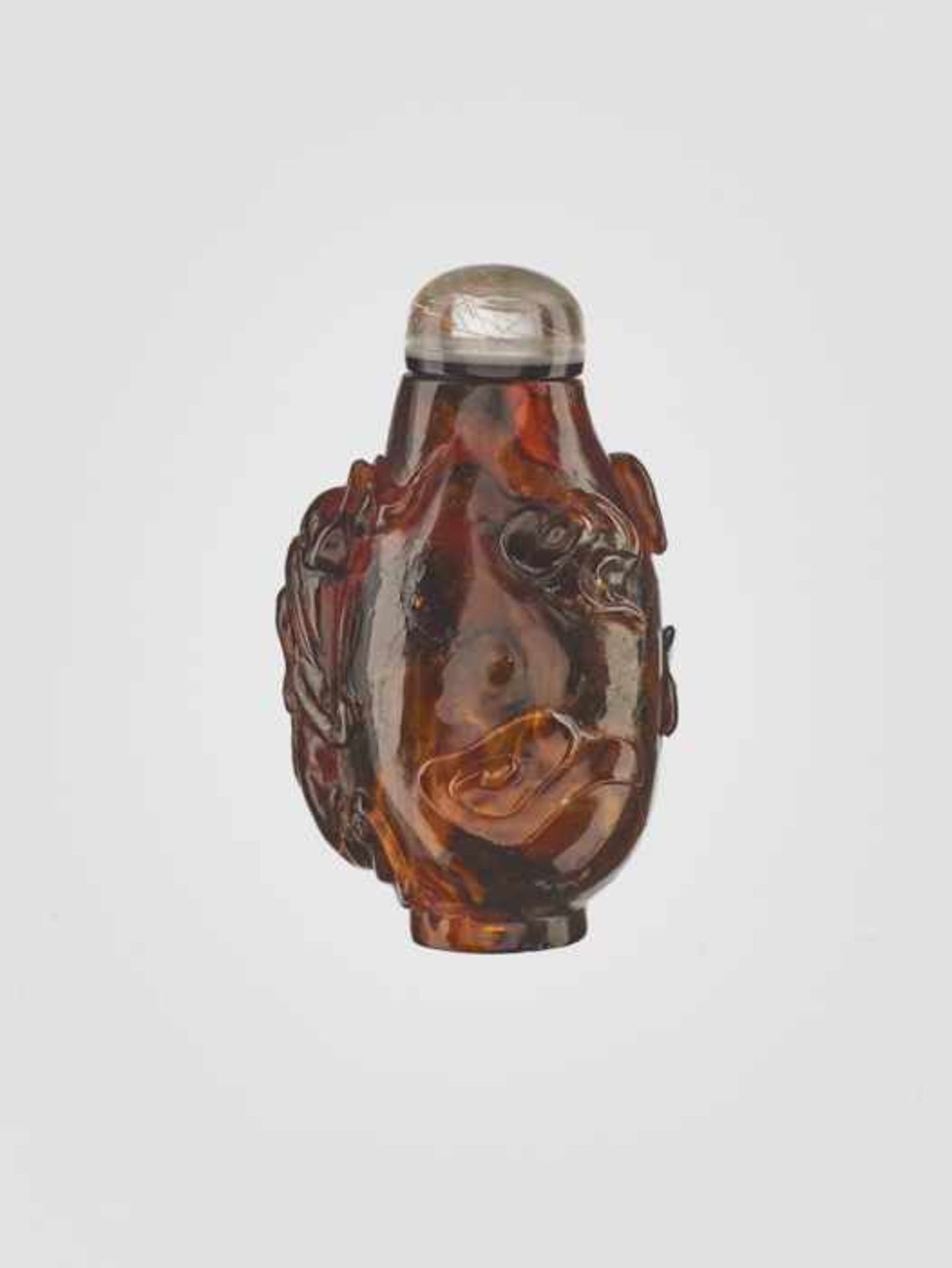 A ROOT AMBER ‘QILONG’ MINIATURE SNUFF BOTTLE, MID QING DYNASTY Amber of untreated deep golden- - Image 4 of 6