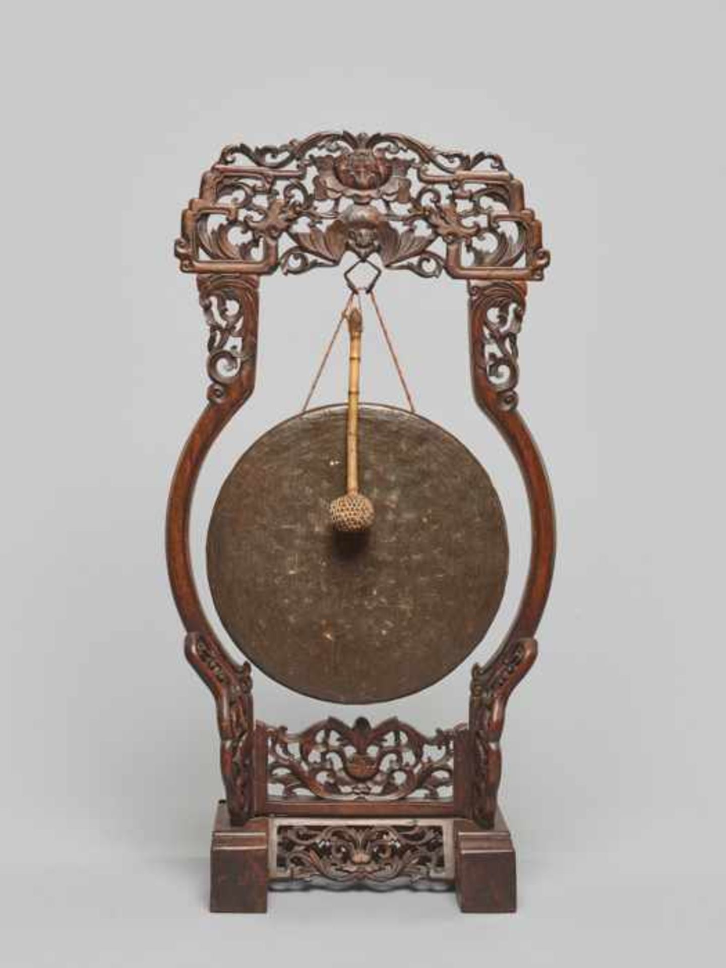 A BRONZE TEMPLE GONG WITH CARVED WOODEN FRAME, QING DYNASTY Carved brown wood, bronze, bamboo, - Image 2 of 5