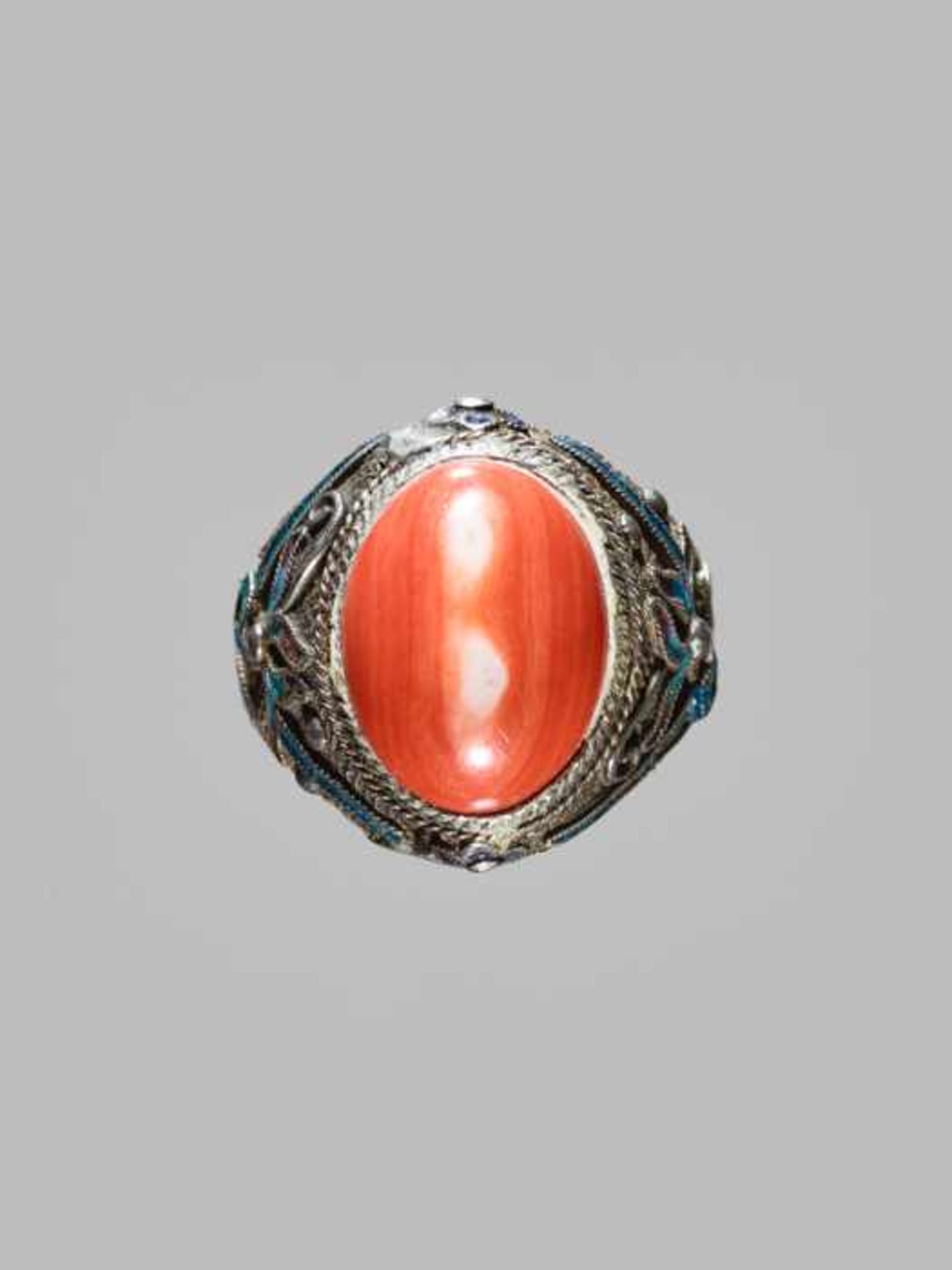 AN ENAMELED EXPORT SILVER RING WITH A LARGE CORAL CABOCHON, QING DYNASTY Silver and coral, the - Image 3 of 7