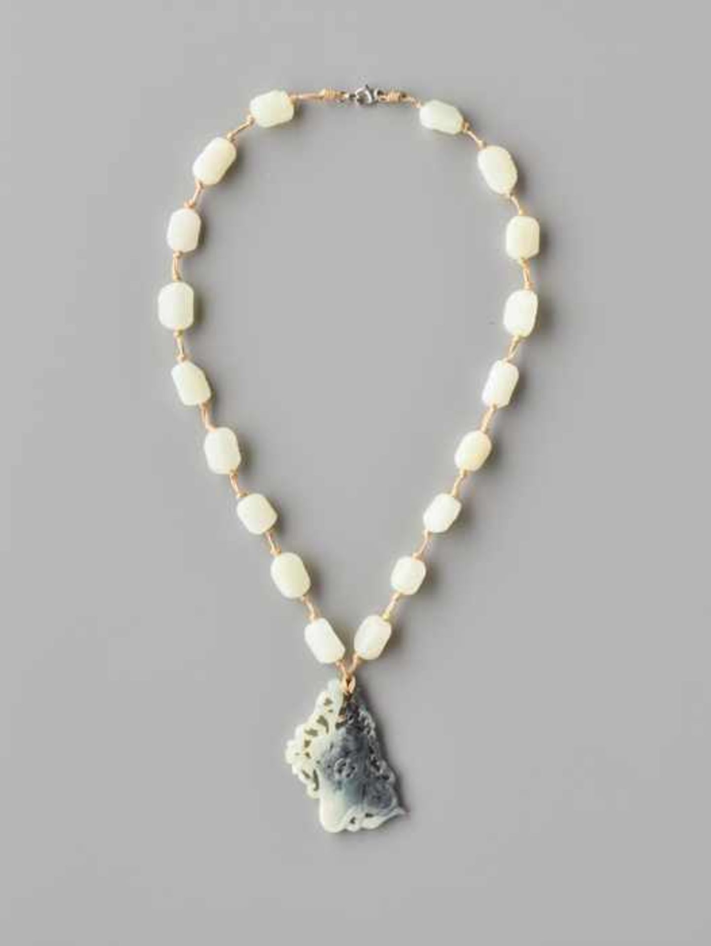 A WHITE JADE 'EIGHTTEEN ARHATS' ROSARY, QING DYNASTY The beads of nephrite with flawless white color - Image 2 of 4