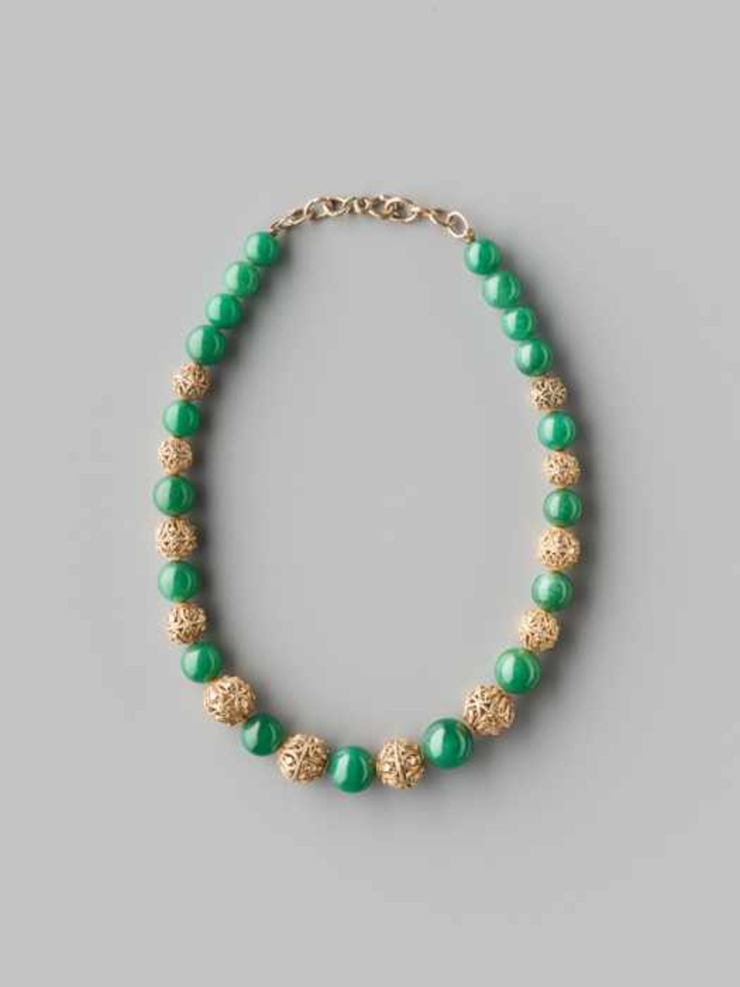 AN AVENTURINE AND GOLD EVENING NECKLACE, LATE QING DYNASTY The 19 aventurine quartz beads of even ‘